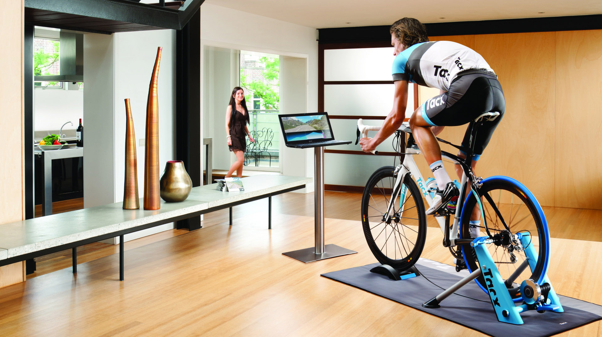 Tacx, Elite en andere merken leveren software die je kan koppelen aan de hometrainer van het merk.