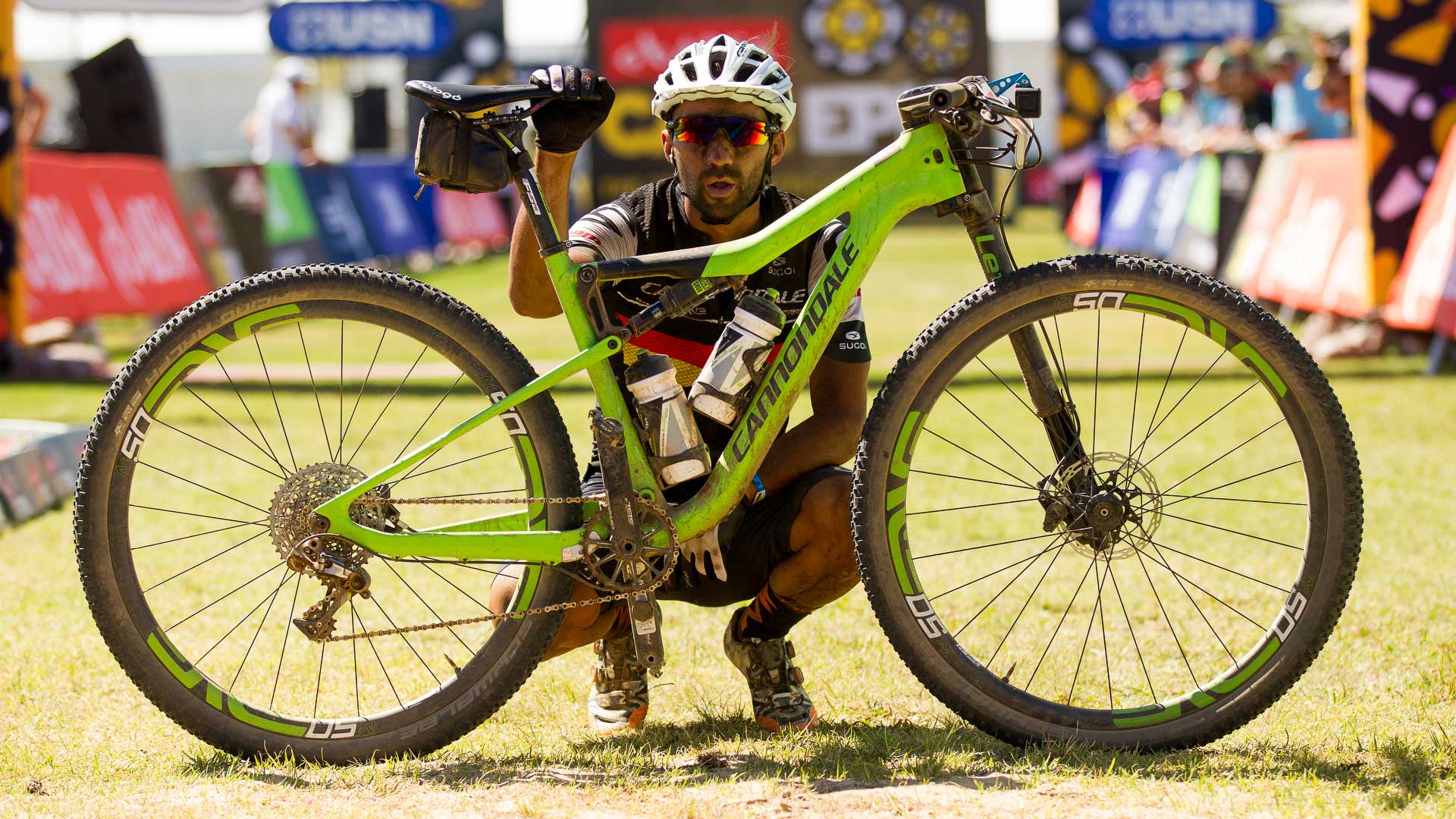 Manuel Fumic aan de finish van de Cape Epic, waar hij trouwens een etappe won. Foto: Gary Perkin/Cape Epic/SPORTZPICS