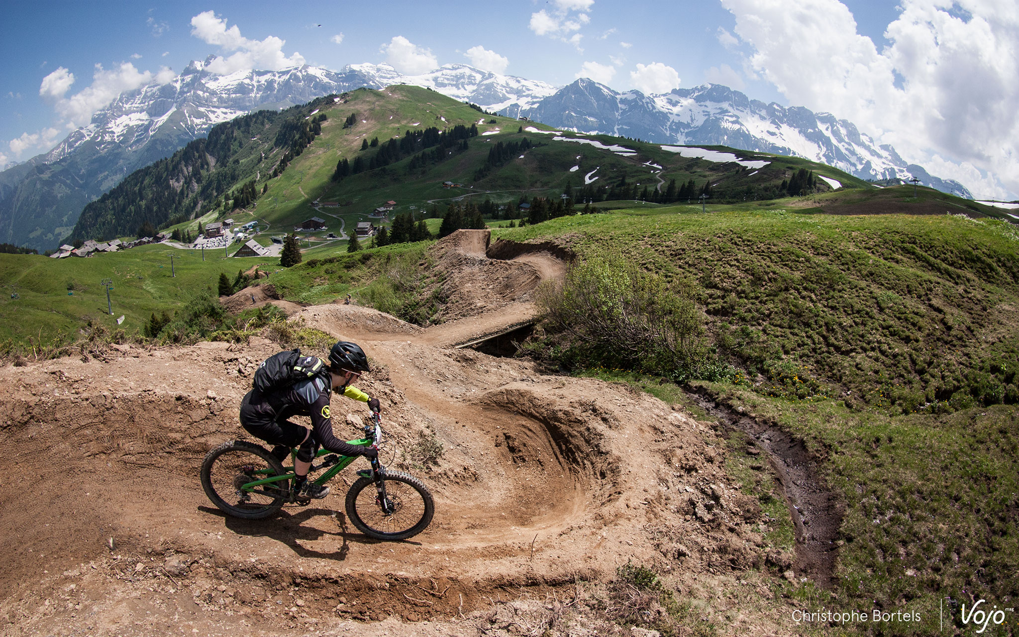 Een geweldig pad vol flow en jumps. Zelf reden we het op vrijdag toen het droog was. Naar verluidt was het de volgende dag in de modder heel wat zwaarder …