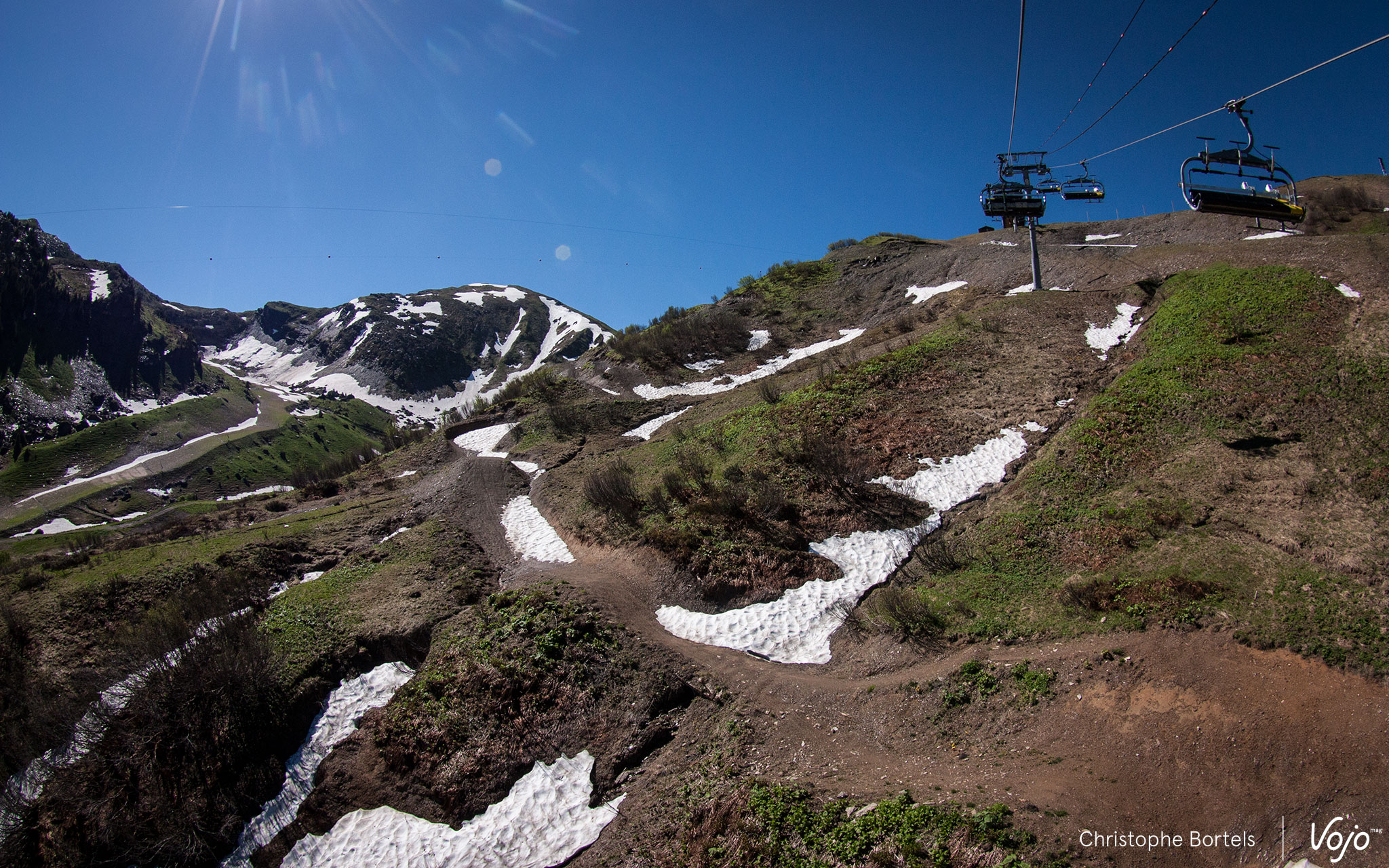 Door de slechte weersomstandigheden was de organisatie verplicht om het parcours op meerdere plekken te wijzigen, zoals hier bovenaan in het bikepark van Châtel, dat deels ondergesneeuwd was.