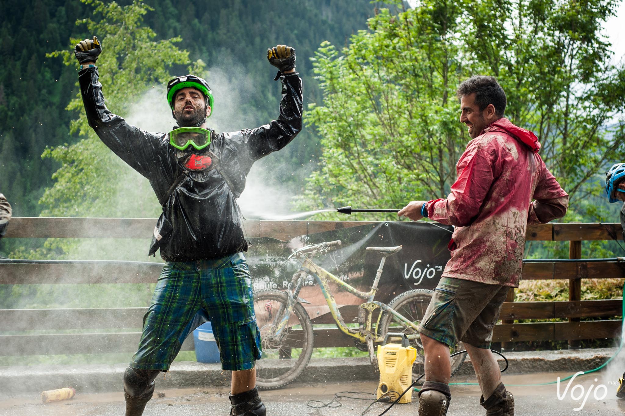 De bikewash kende meteen veel succes. En zoals we zien, bleef het humeur zonnig!