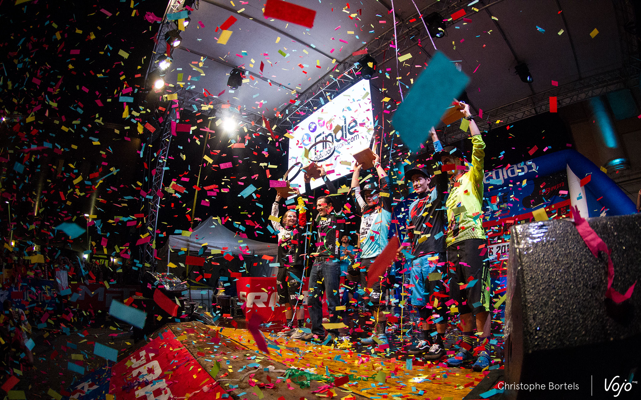 Achter de confetti de vijf wereldkampioenen van 2016: Raphaela Richter, Michael Broderick, Richie Rude, Adrien Dailly en Cécile Ravanel.