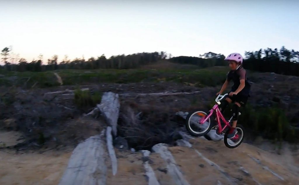 De tienjarige Erice temt Rotorua op haar kleine fietsje!