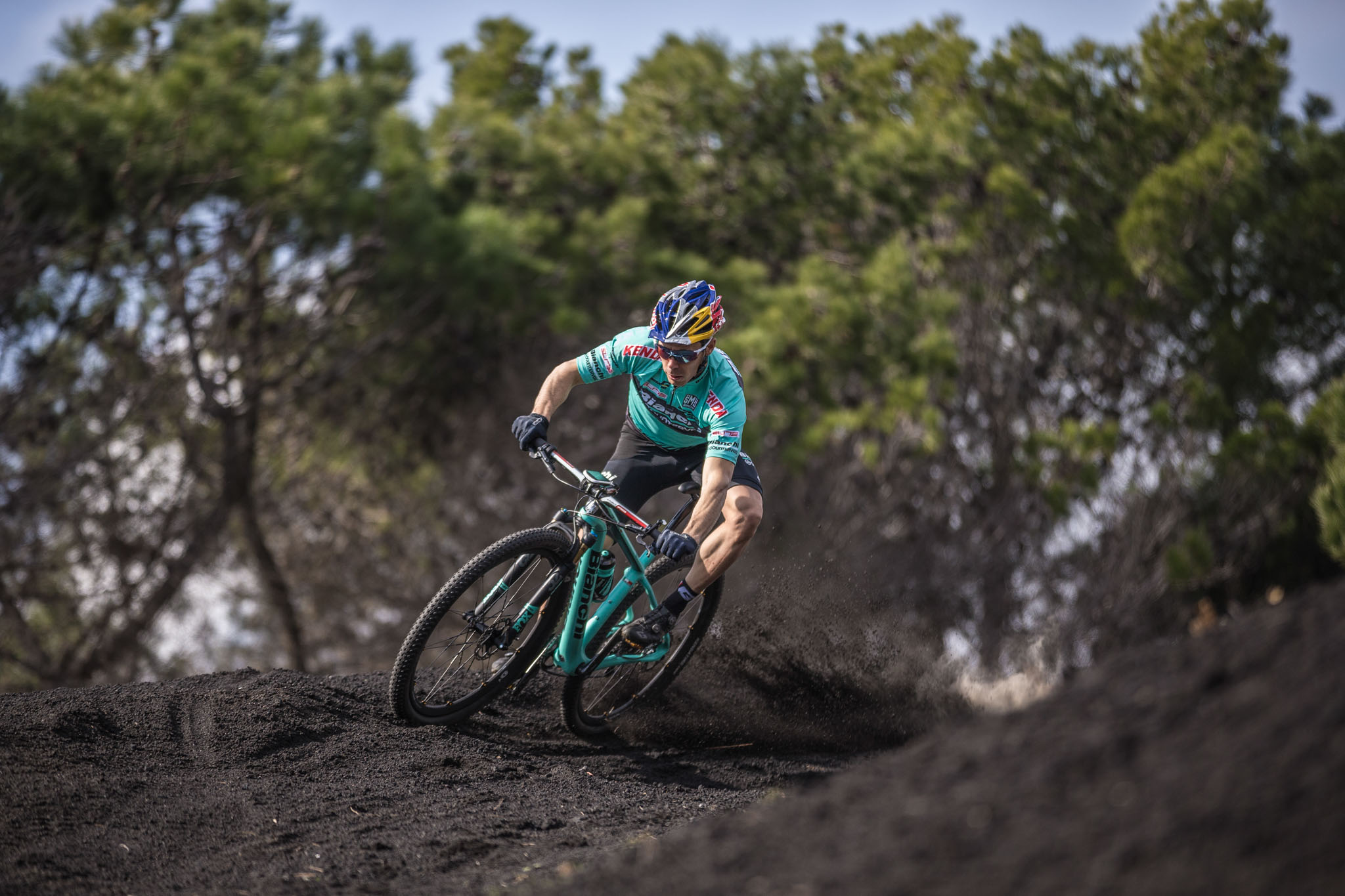 Marco Aurelio Fontana op de Etna – Foto Damiano Levati/Red Bull Content Pool