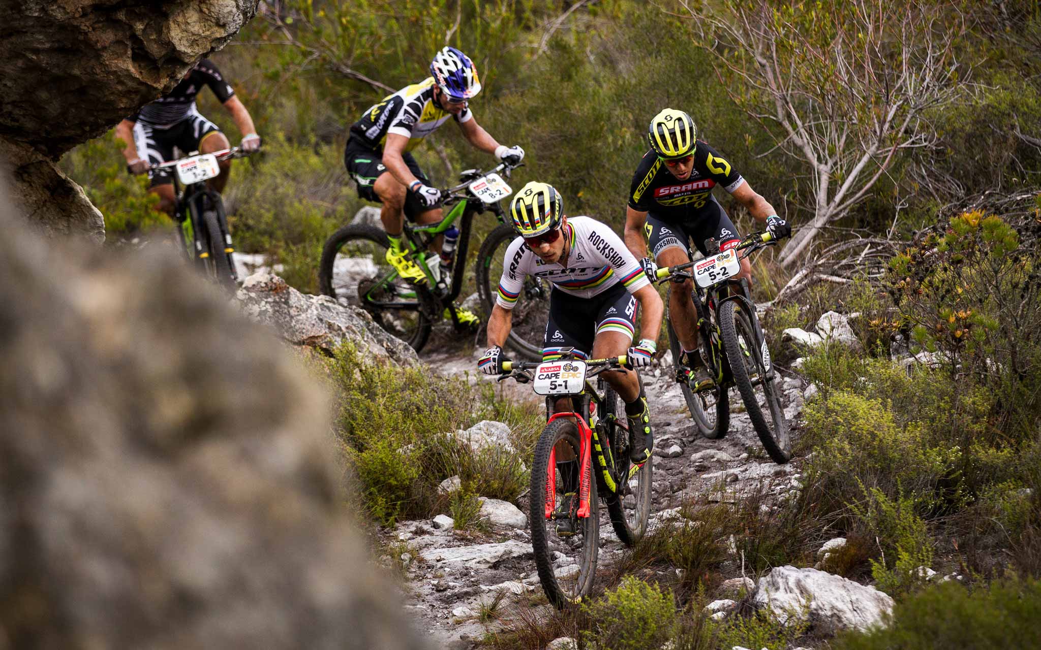 Nino Schurter dicteert het tempo voor Matthias Stirnemann. – Photo by Nick Muzik/Cape Epic/SPORTZPICS