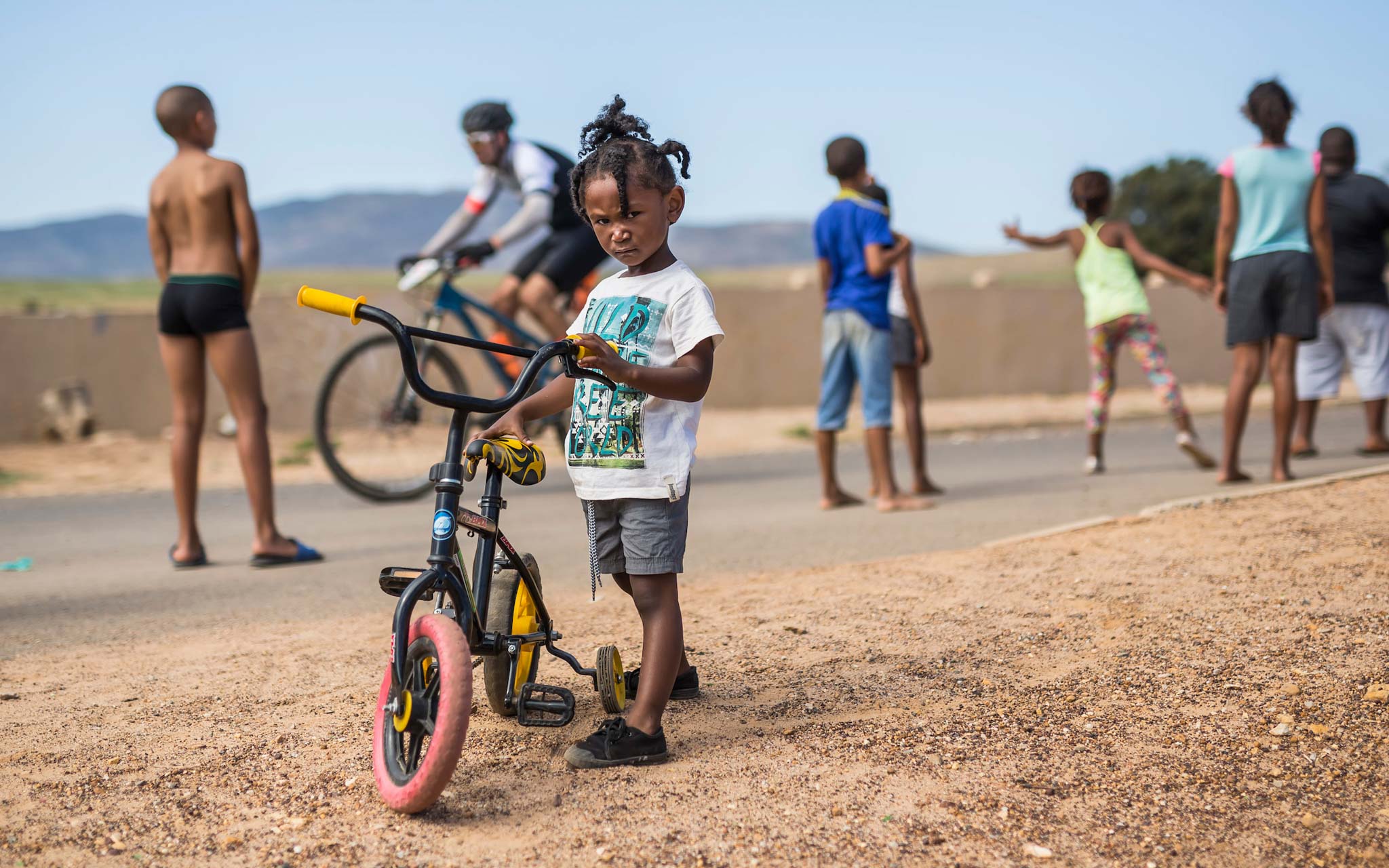 Wachten op de renners die voorbijkomen. – Photo by Dominic Barnardt/Cape Epic/SPORTZPICS