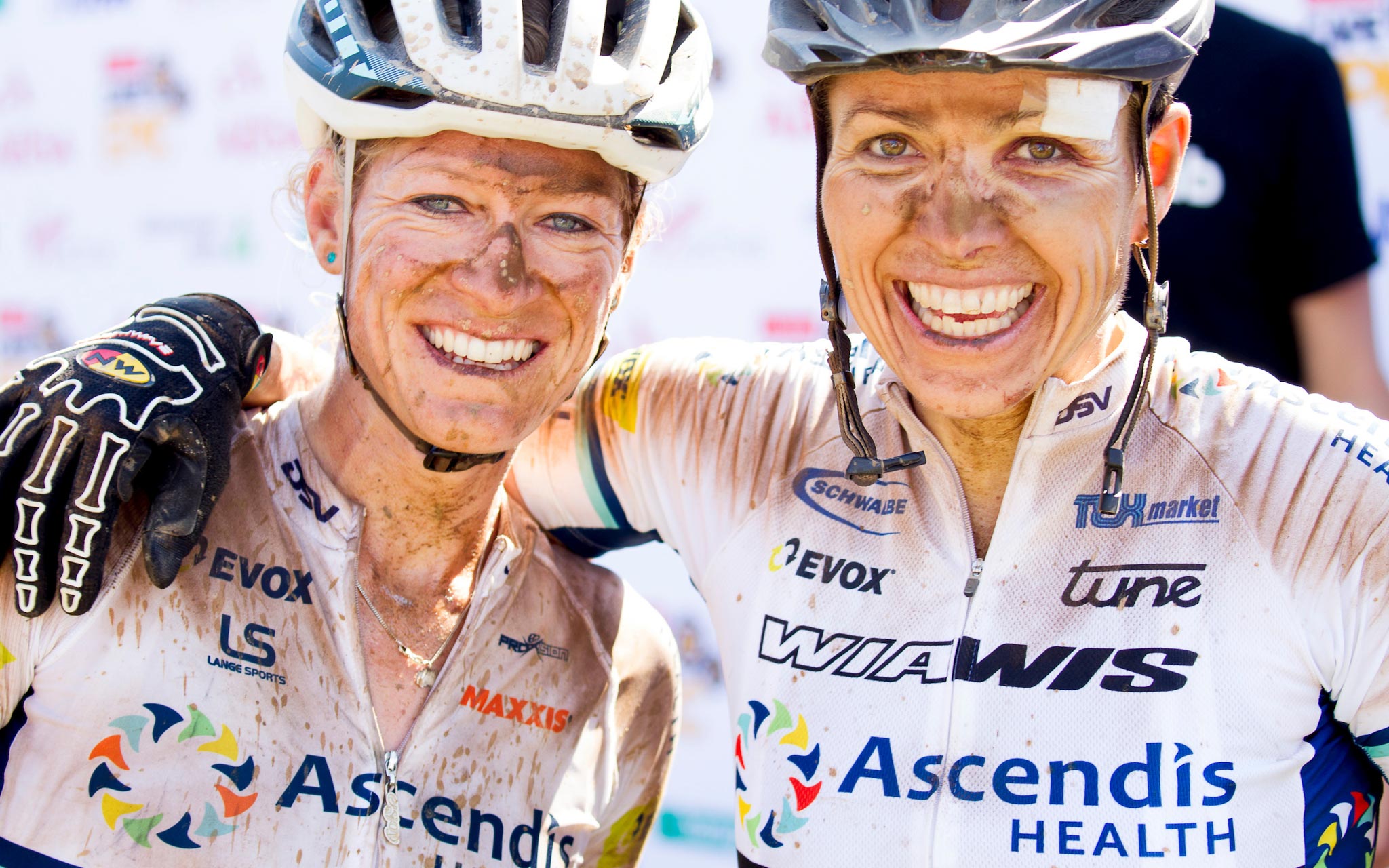 Sabine Spitz en Robyn de Groot. – Photo by Greg Beadle/Cape Epic/SPORTZPICS