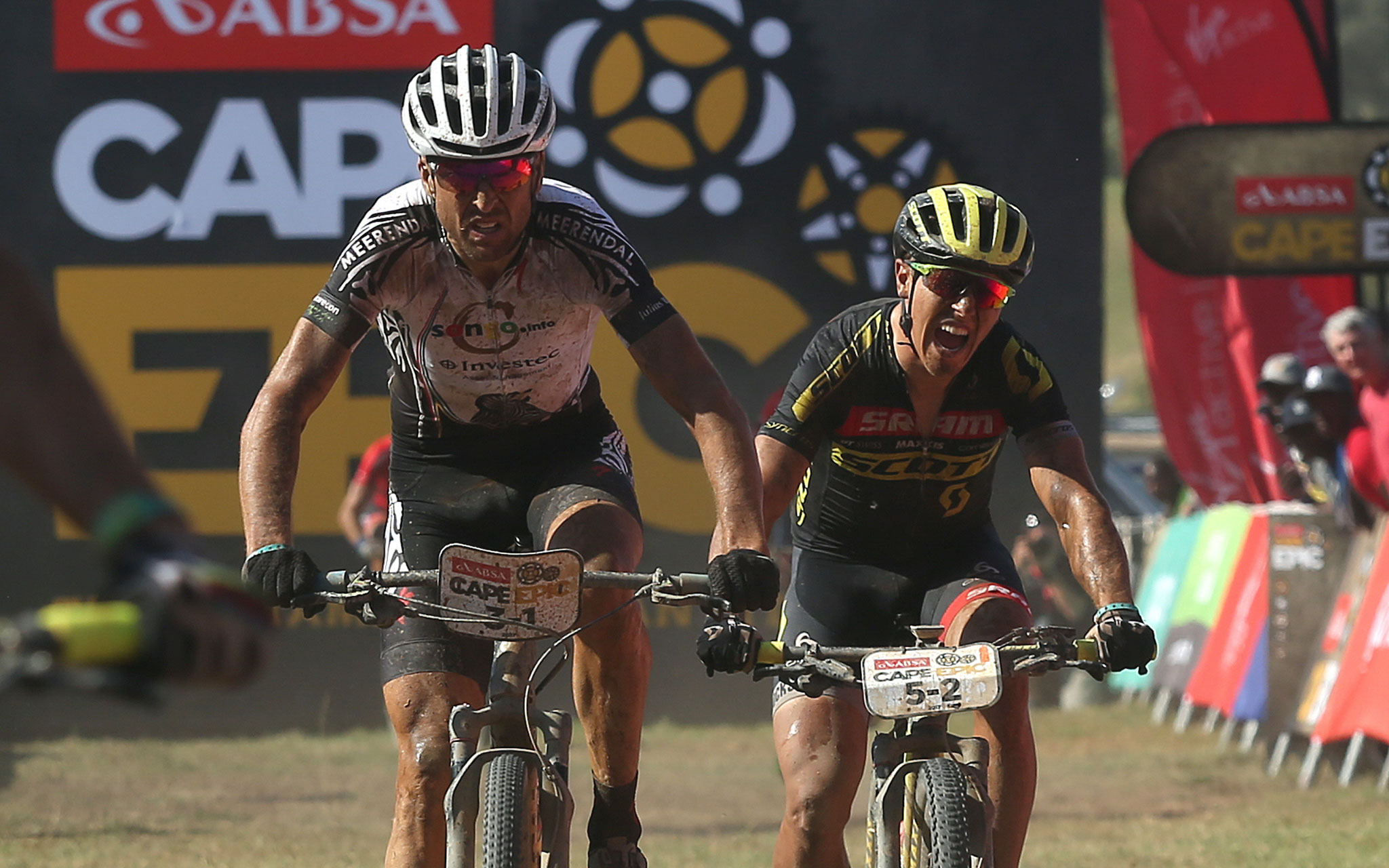 Christoph Sauser is net sneller dan Matthias Stirnemann. – Photo by Shaun Roy/Cape Epic/SPORTZPICS