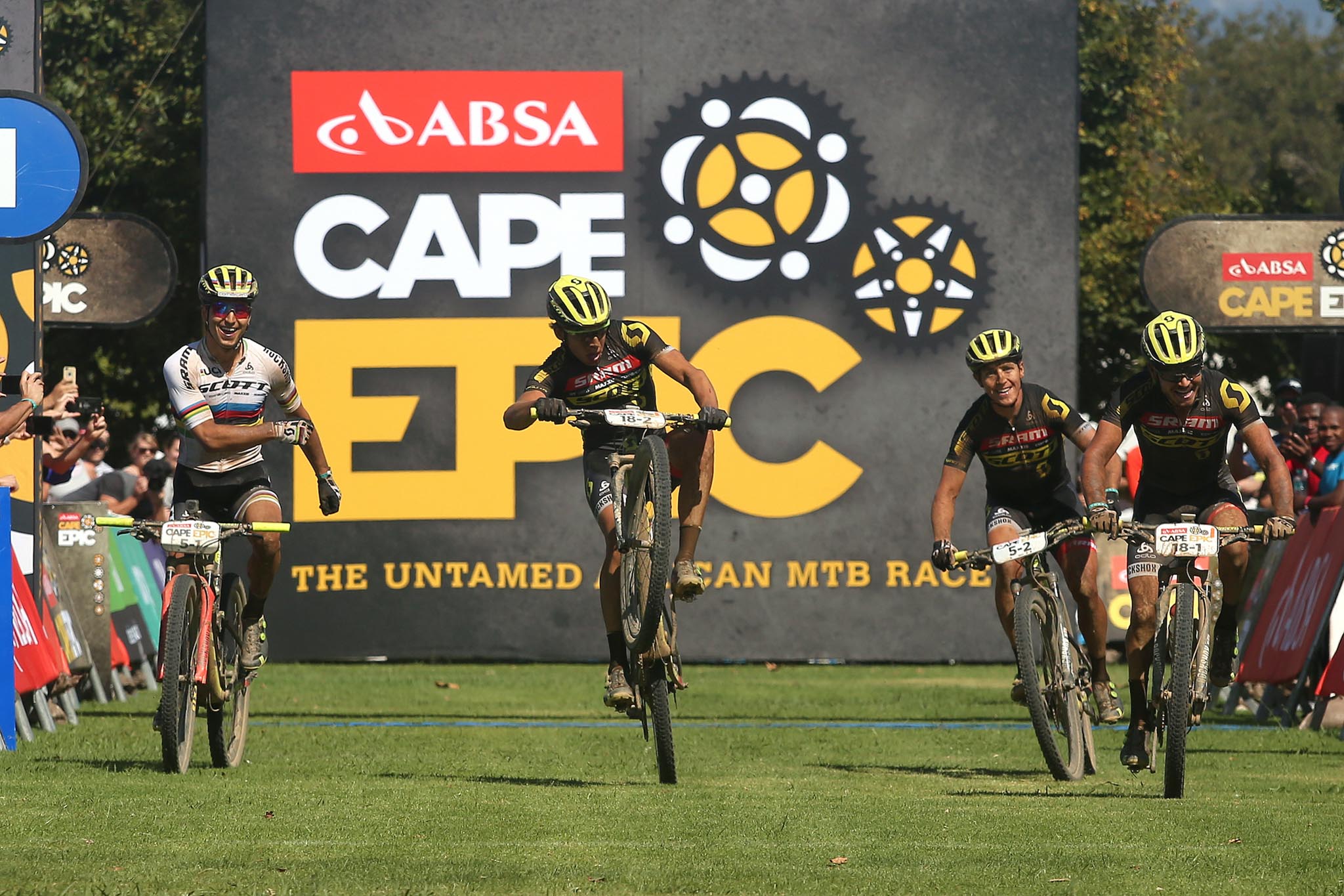 Esther Süss en Jennie Stenerhag. – Photo by Greg Beadle/Cape Epic/SPORTZPICS