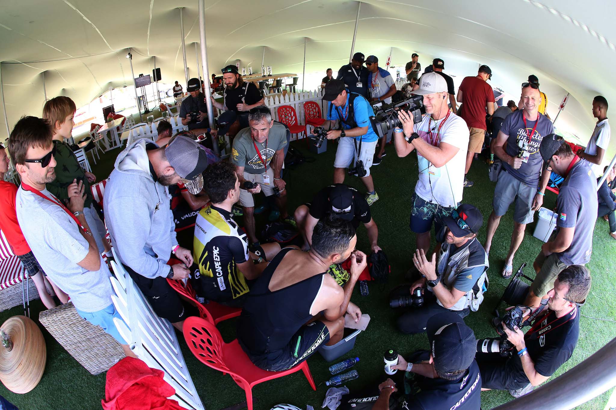 Henrique Avancini en Manuel Fumic staan de verzamelde pers te woord. – Photo by Shaun Roy/Cape Epic/SPORTZPICS