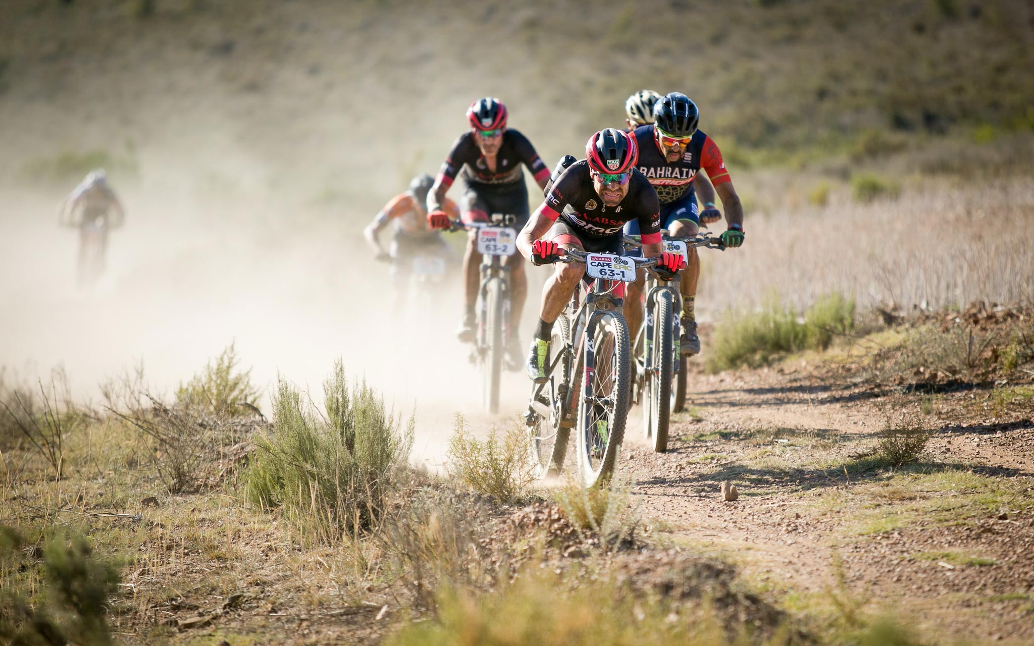 Cadel Evans gooit zich naar beneden in één van de vele afdalingen. Hermida en Hincapie volgen. – Photo by Mark Sampson/Cape Epic/SPORTZPICS