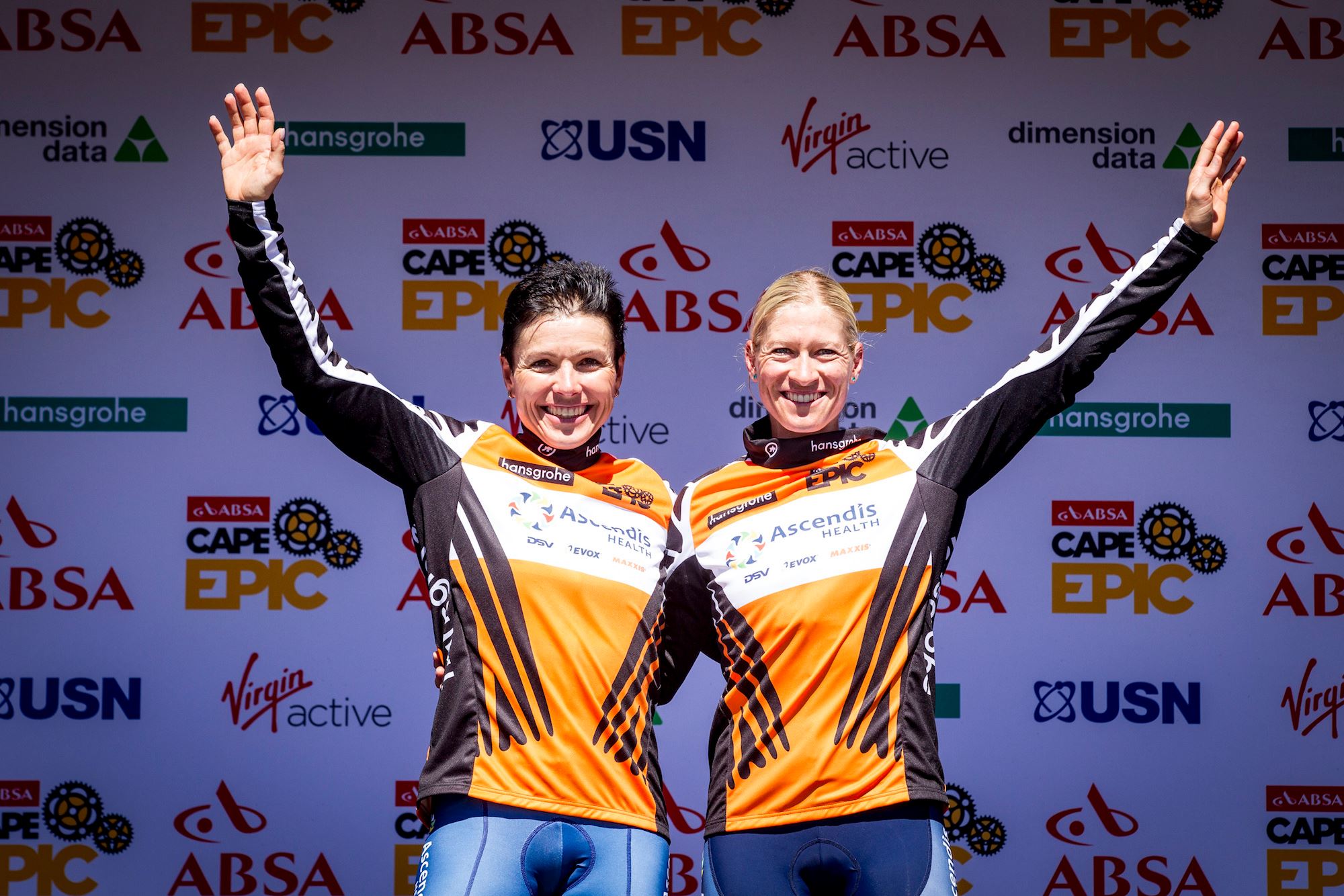Sabine Spitz en Robyn de Groot in de oranje leiderstrui. – Photo by Nick Muzik/Cape Epic/SPORTZPICS