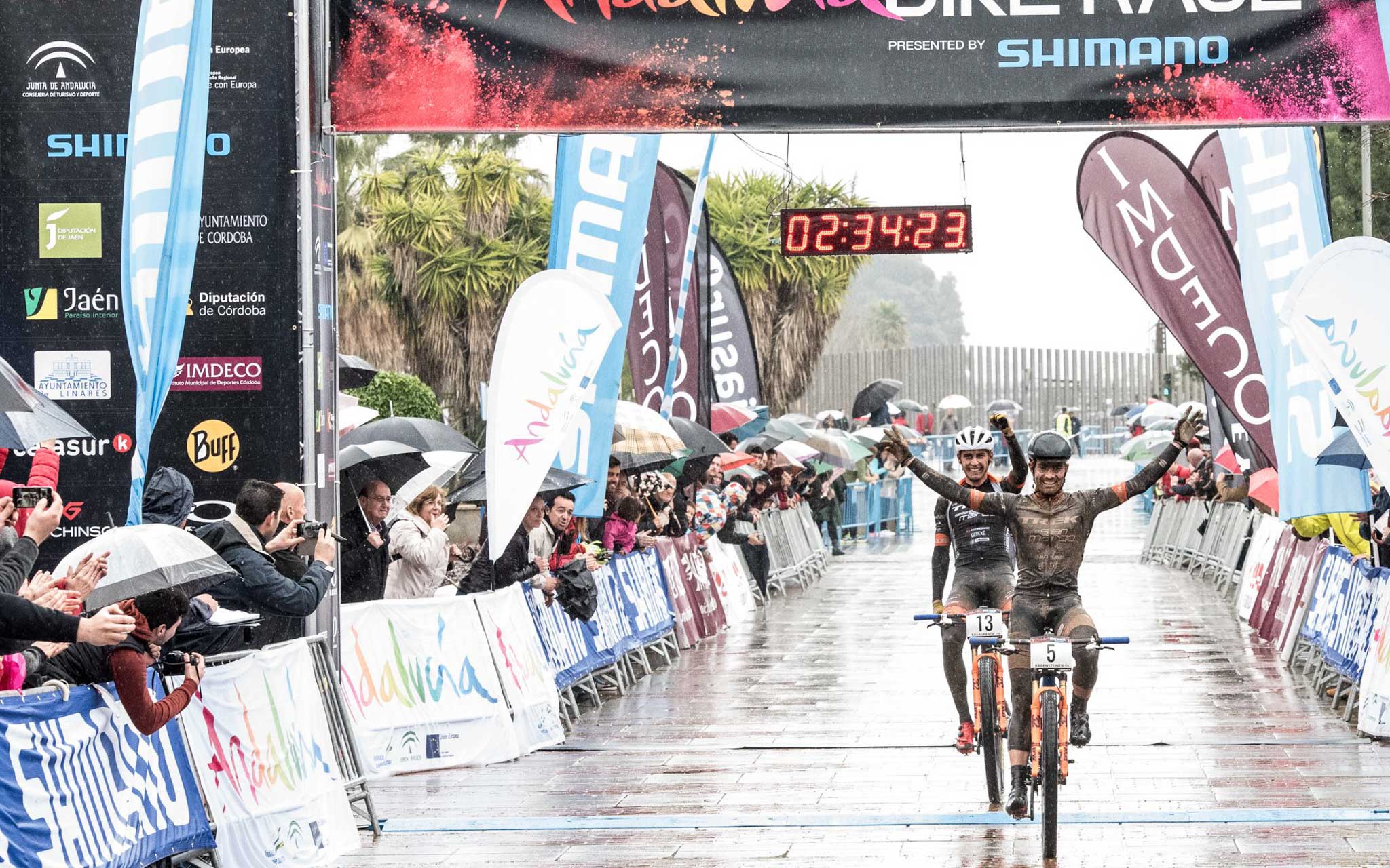 Illustratieve afbeelding van het artikel: "Andalucía Bike Race: DMT Racing Team overleeft regen en kou"