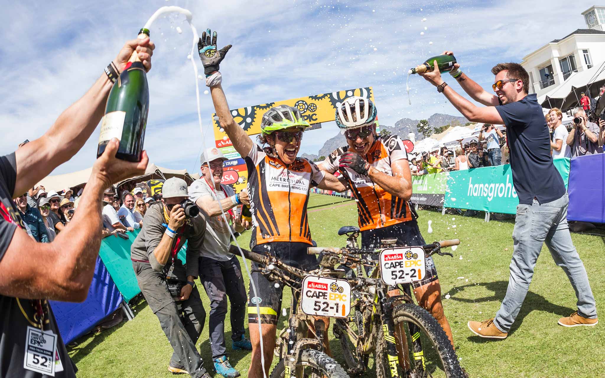 Esther Süss en Jenny Stenerhag – Photo by Dominic Barnardt/Cape Epic/SPORTZPICS