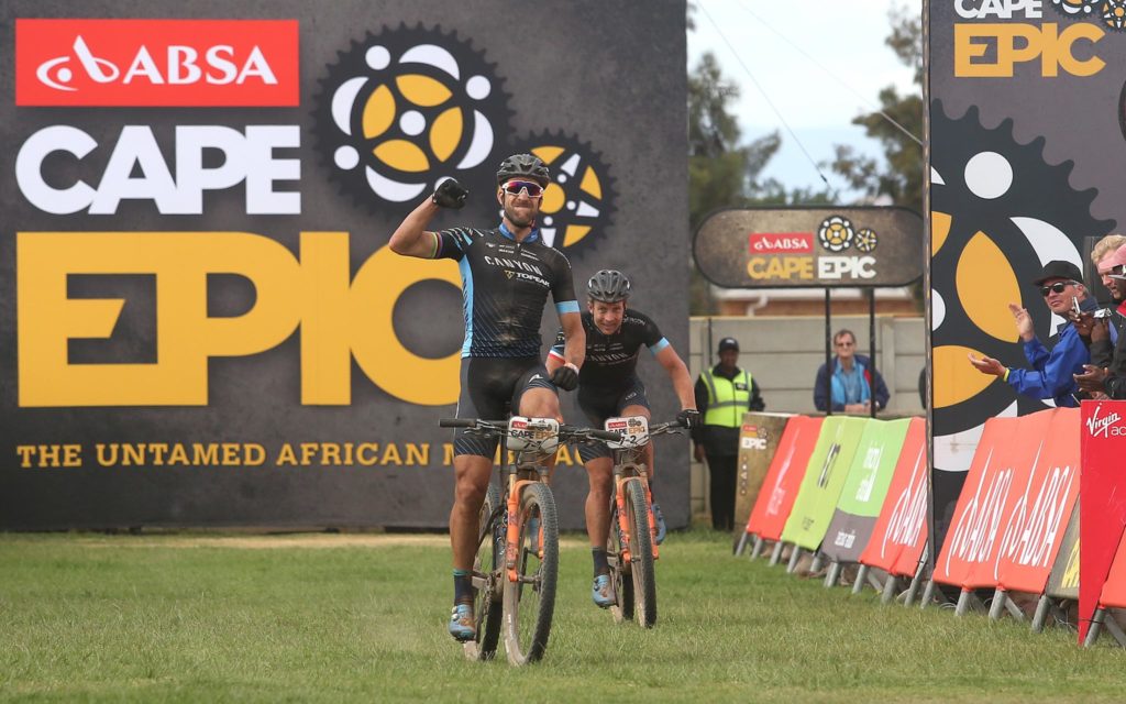 Absa Cape Epic: Alban Lakata & Kristian Hynek spelen terug mee, geel voor Kulhavy & Grotts