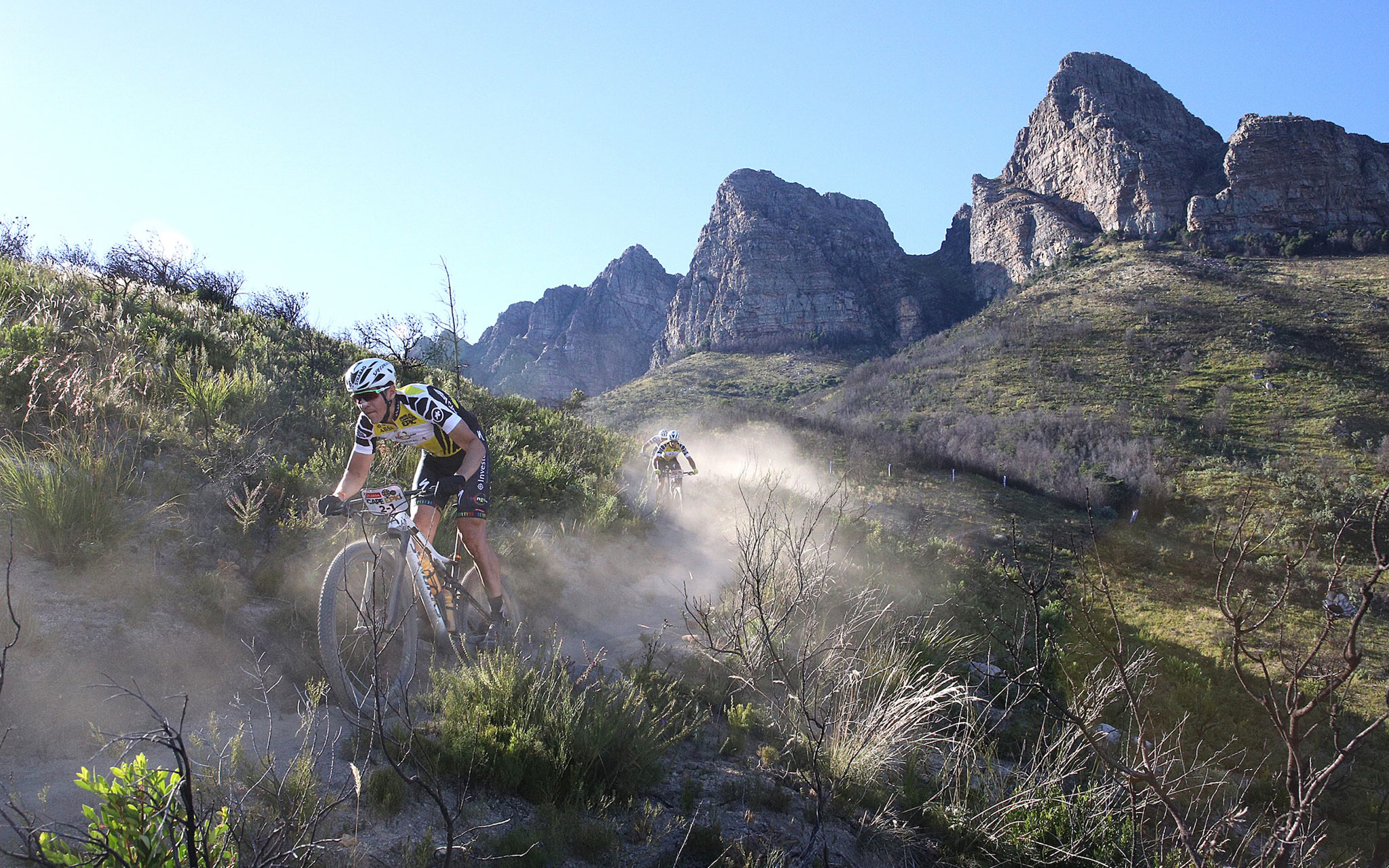 Investec-Songo oppermachtig in tijdrit Absa Cape Epic!