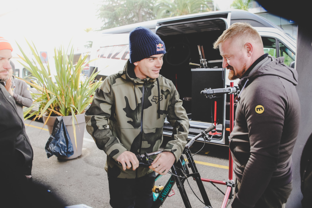 De renners van Specialized met Magura onderweg