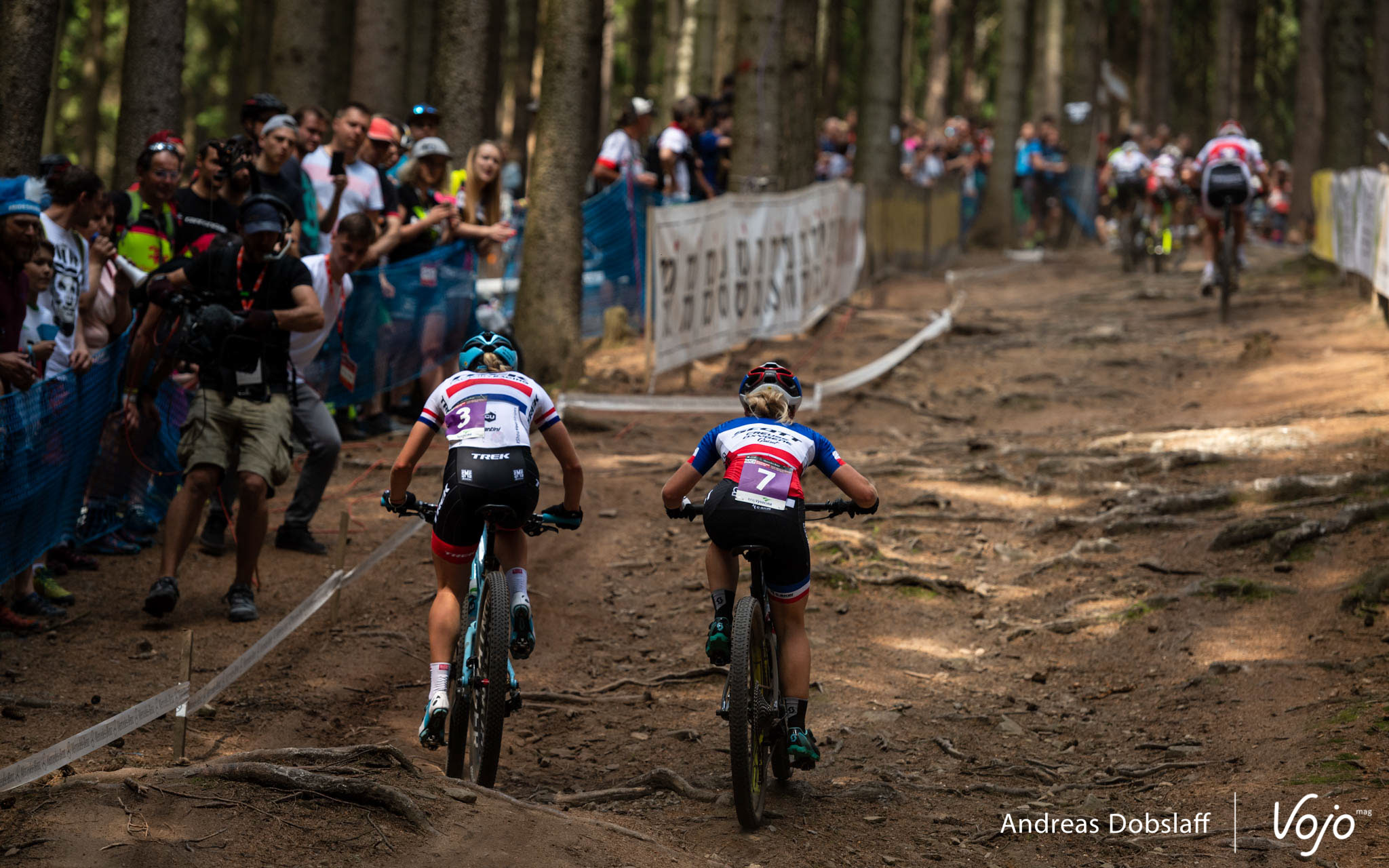 Evie Richards (3) en Lucie Urruty (7)