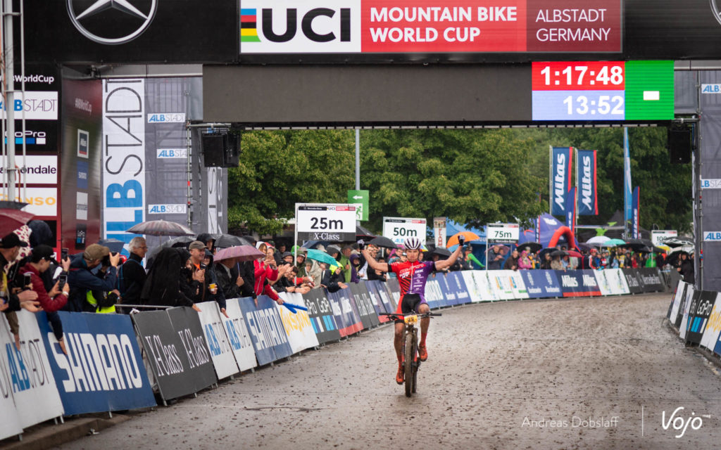 World Cup MTB Albstadt U23: Joshua Dubau voert een nummertje op