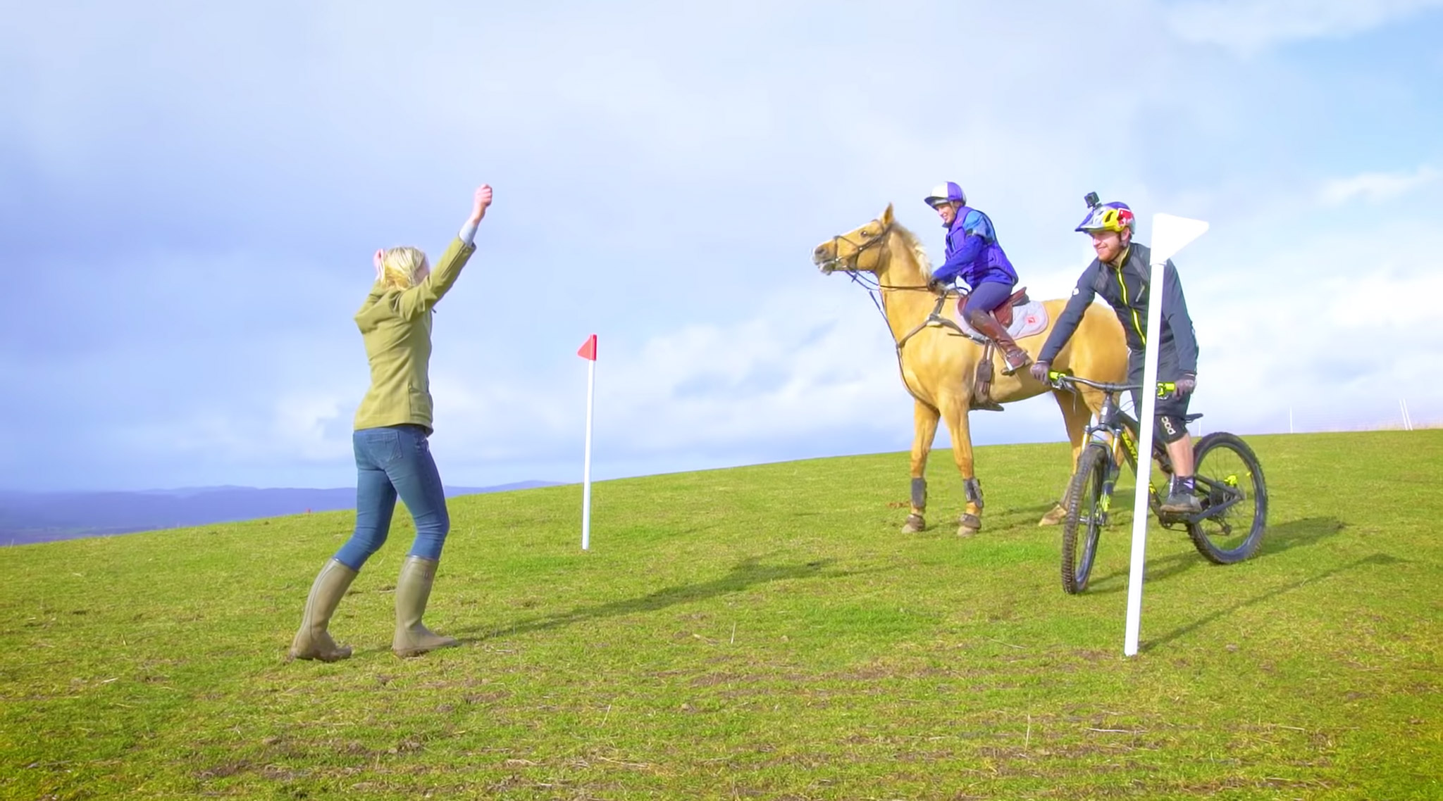 Danny MacAskill neemt het op tegen een paard!