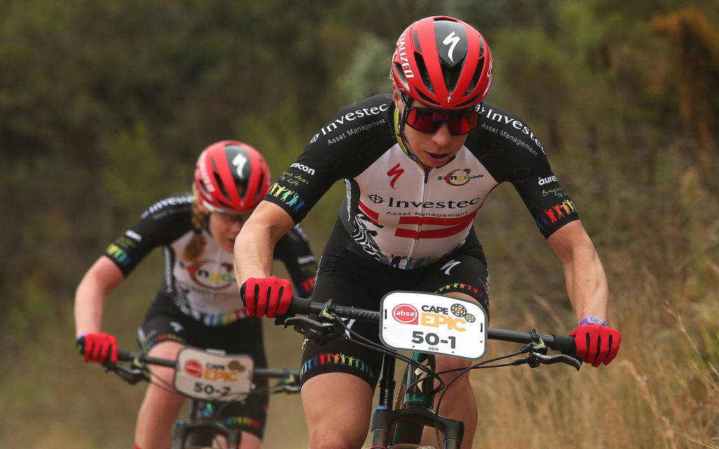 Anna van der Breggen en Annika Langvad delen eerste uppercut uit in Cape Epic!