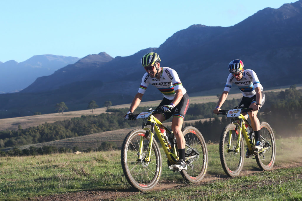 Absa Cape Epic 2019: Nino Schurter en Lars Forster kruipen terug dichter bij geel