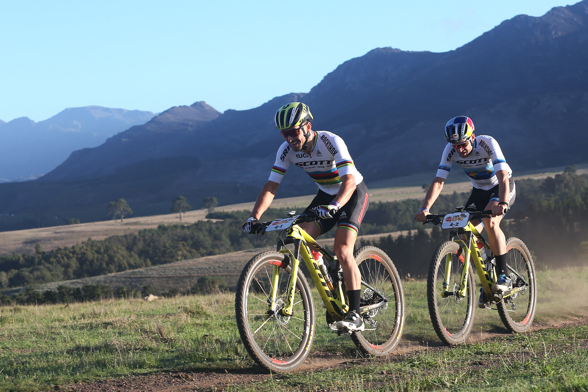 Absa Cape Epic 2019: Nino Schurter en Lars Forster kruipen terug dichter bij geel