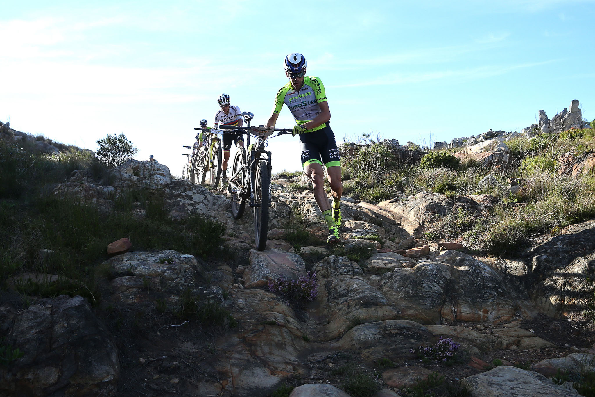 Zuid-Afrika aan het feest in koninginnenrit Cape Epic, Schurter en Forster opnieuw in geel!