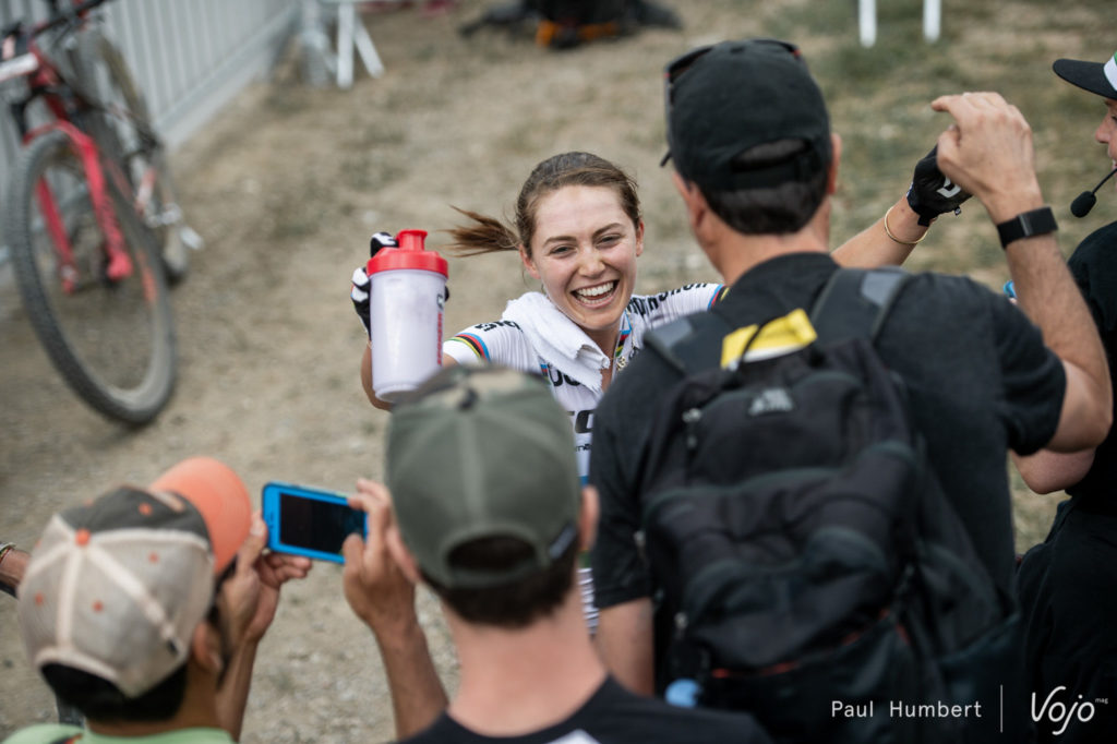World Cup MTB Les Gets: Kate Courtney oppermachtig!