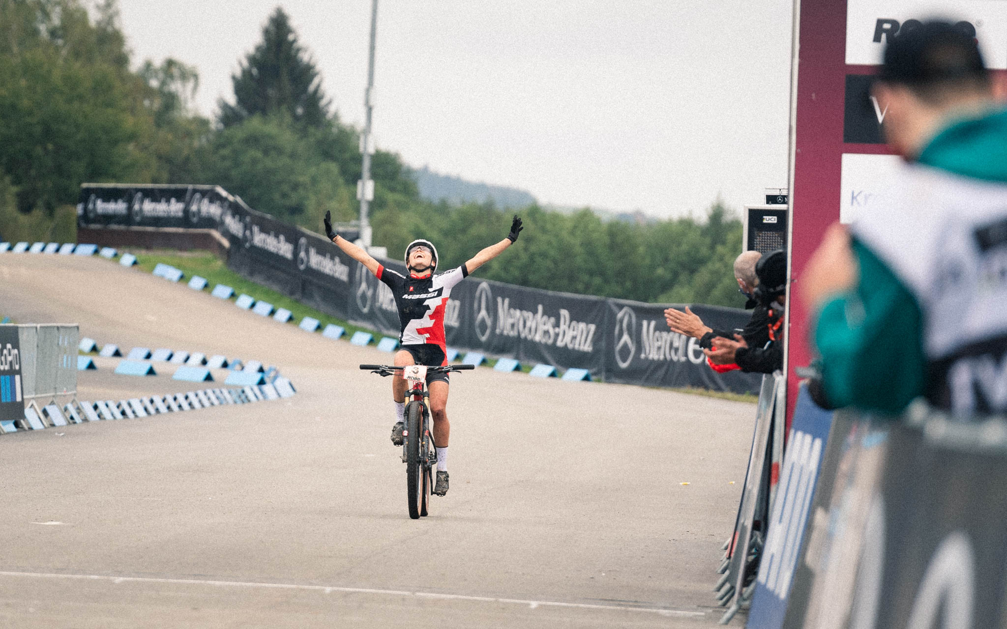 World Cup XC #1 Nove Mesto: Loana Lecomte zorgt voor Franse verrassing!