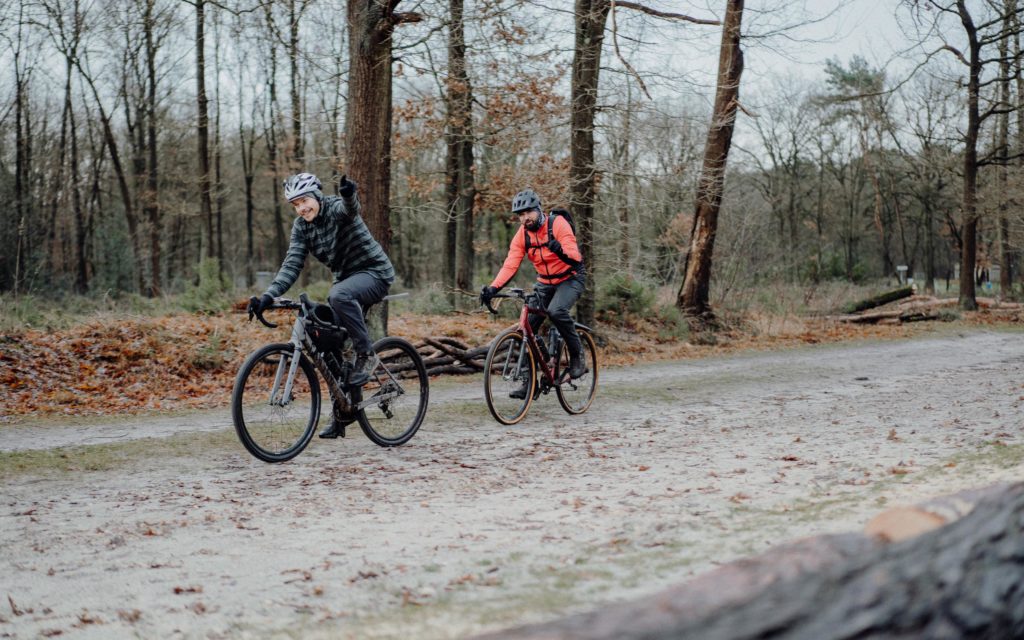 Illustratieve afbeelding van het artikel: "Lumberjack Gravel Ride: modderfestijn in een houthakkershemd(je)"