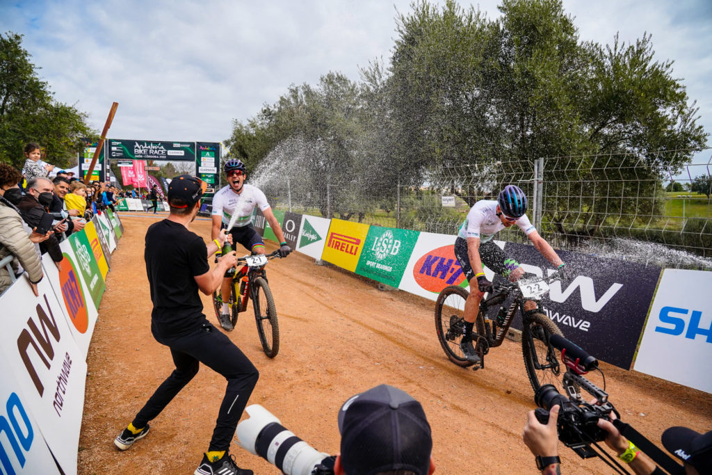 Andalucia Bike Race 2022: Seewald/Stosek en Lüthi/Wakefield zijn de eindlaureaten