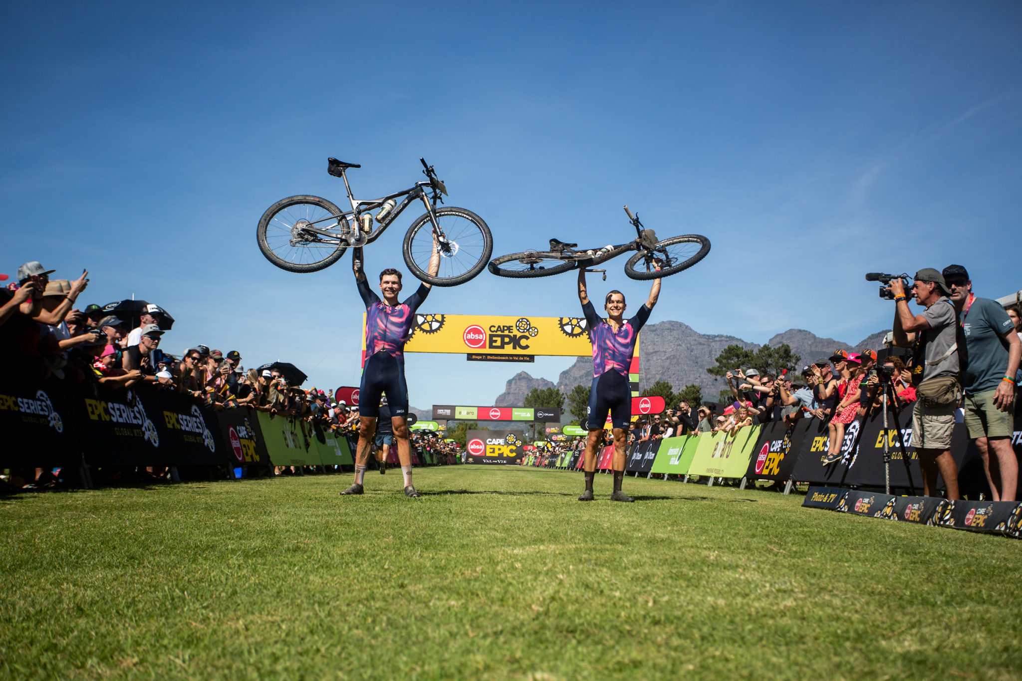 Seewald en Stosek verspelen geel op slotdag Absa Cape Epic!