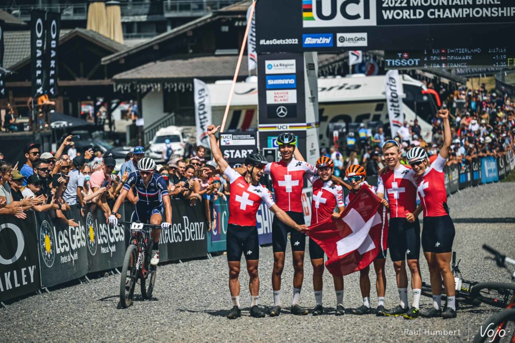 WK MTB Les Gets 2022: Zwitsers feest en Franse tranen in de Team Relay