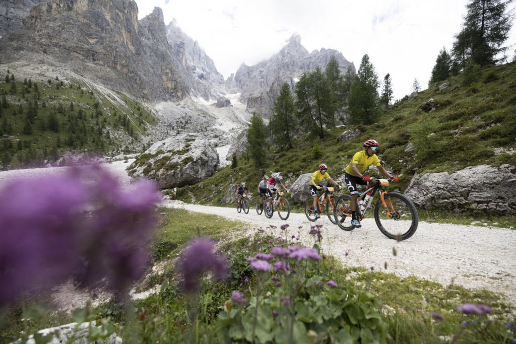 Illustratieve afbeelding van het artikel: "Bike Transalp: een rollercoaster in een prachtige bergomgeving"