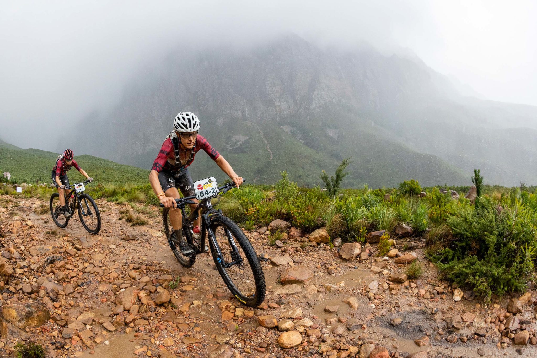 Stormachtige rit zet Absa Cape Epic op zijn kop!