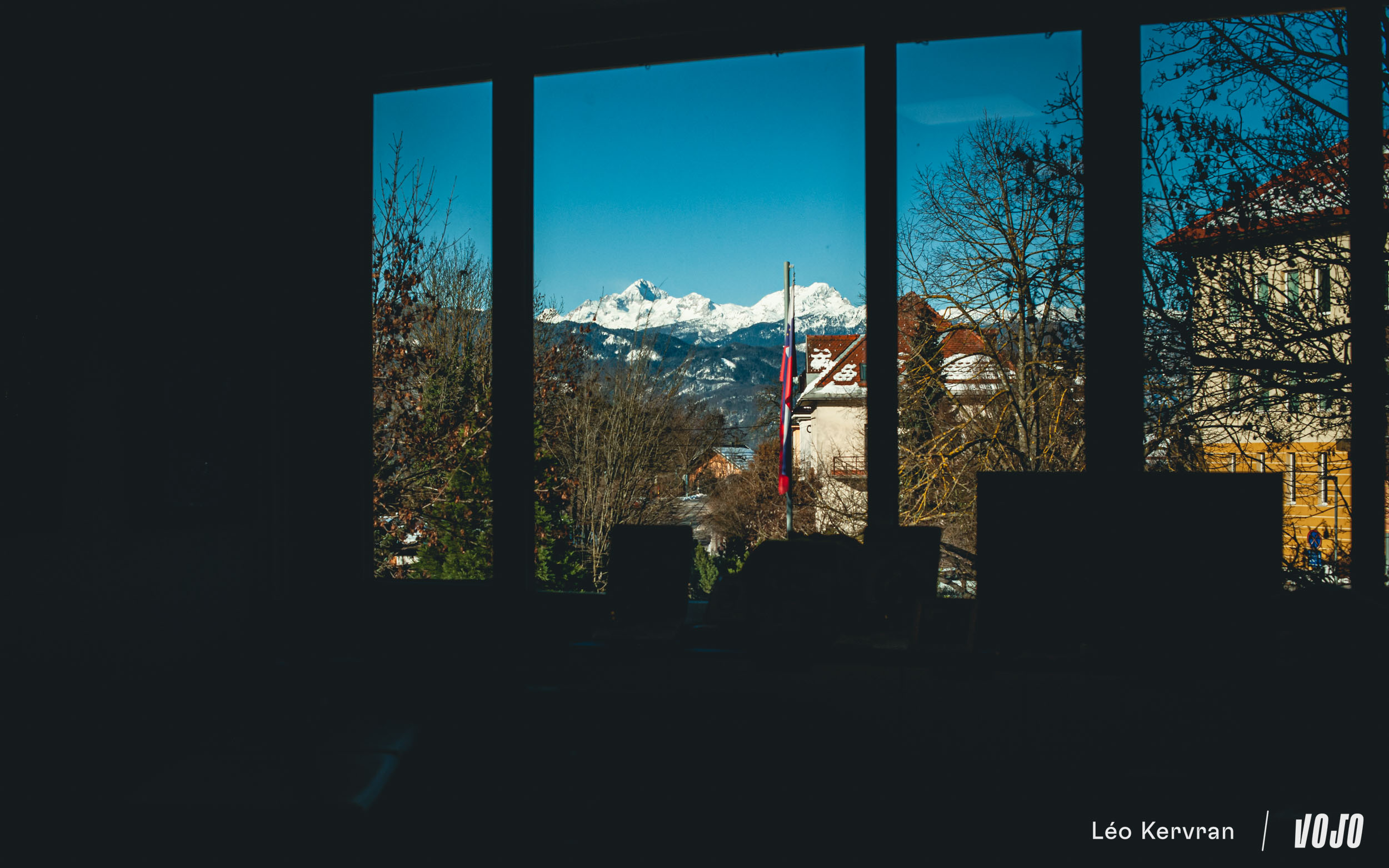 De nationale vlag voor het raam, de Triglav op de achtergrond: welkom in Slovenië!