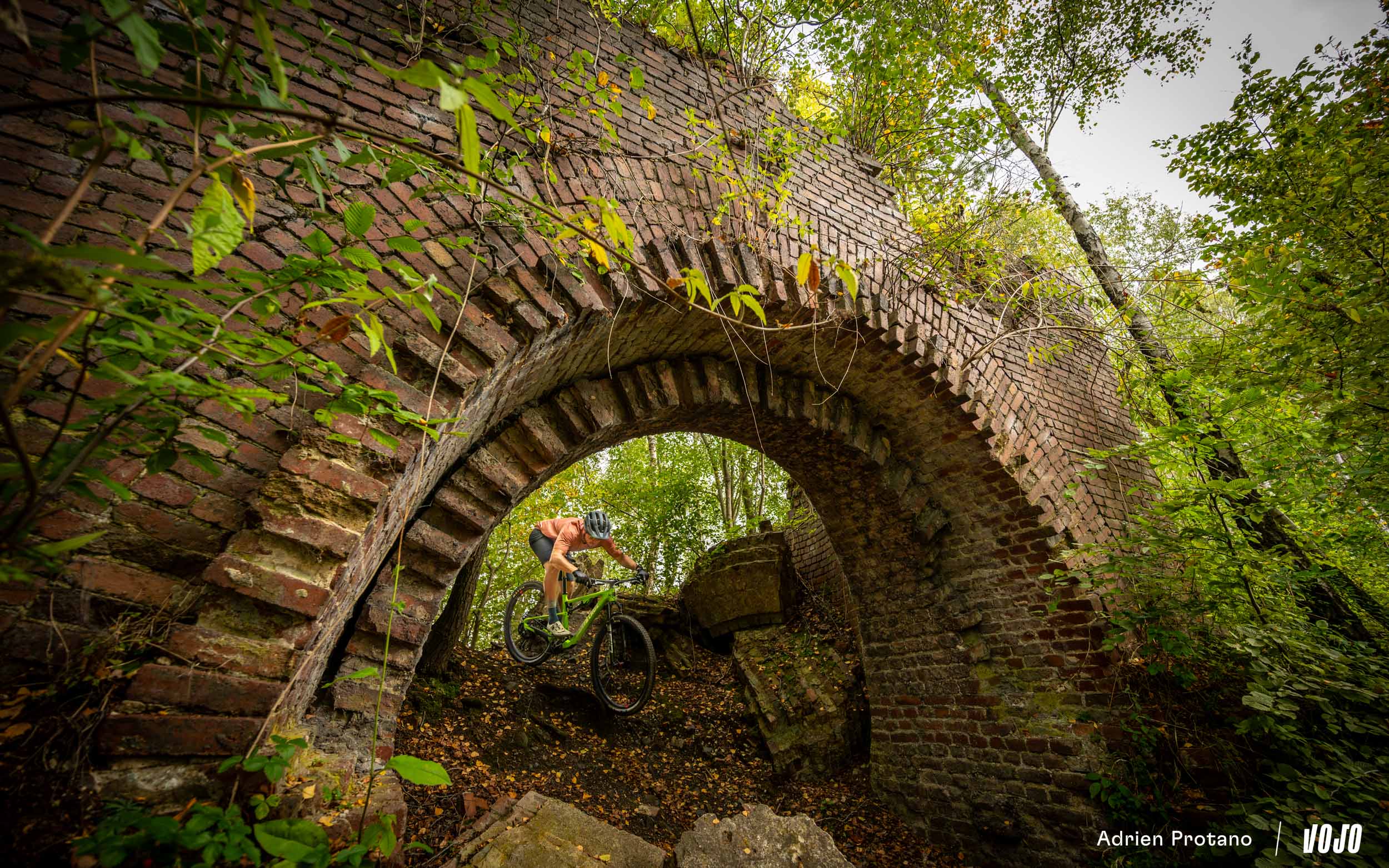 https://www.vojomag.nl/app/uploads/2023/11/Cervelo ZFS 5 VS Santa Cruz Blur 2023 Vojo Adrien Protano 3 1.jpg