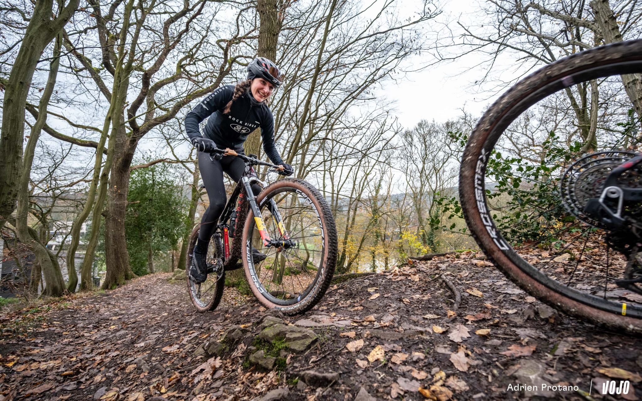 https://www.vojomag.nl/app/uploads/2024/01/Rockrider Race 940S Reportage Emeline Detilleux Vojo 2023 AP 60 2048x1363.jpg