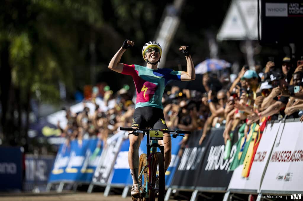 World Cup XCO 2024 Araxá: Haley Batten en Jenny Rissveds draaien de rollen om