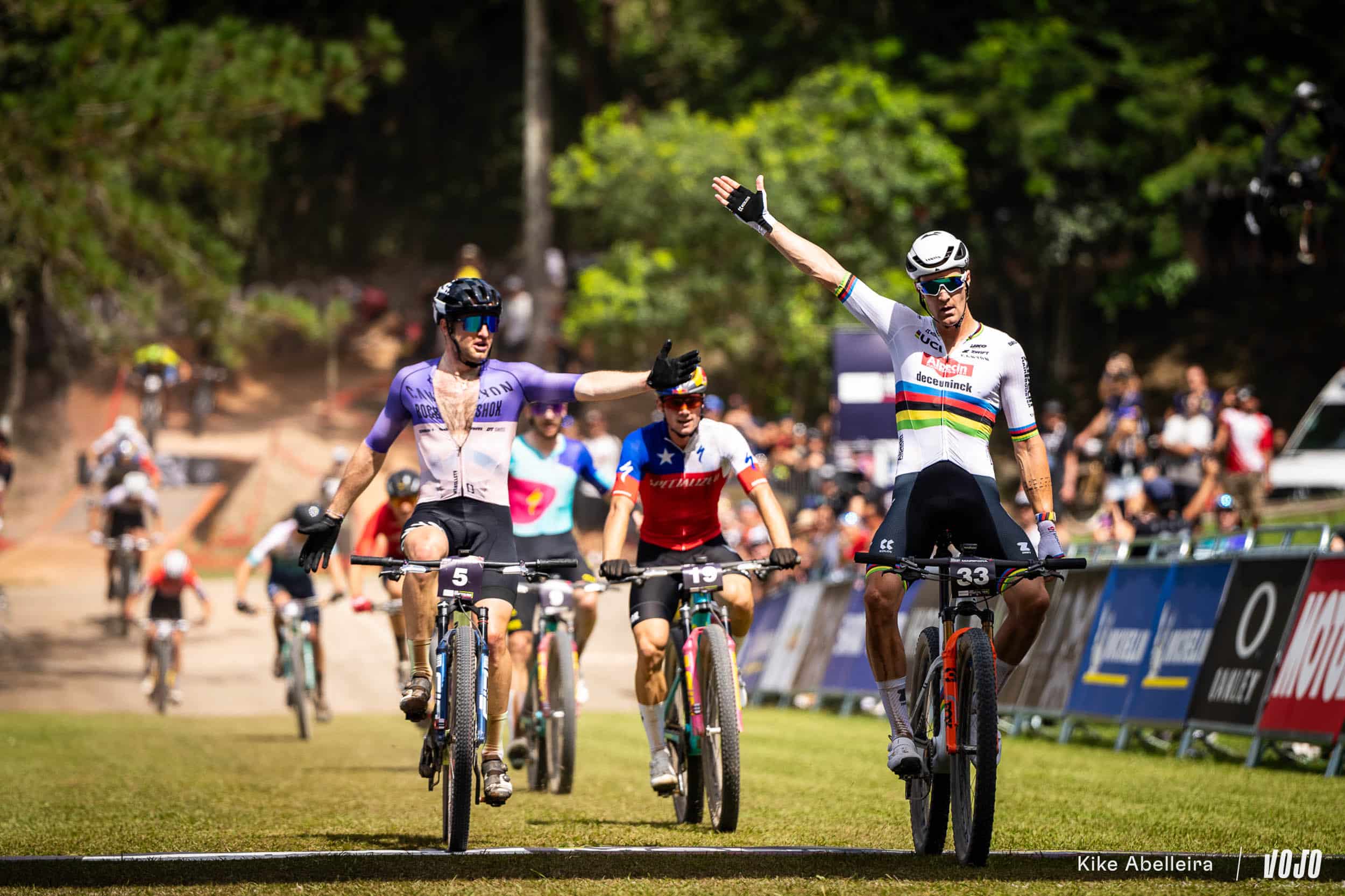 World Cup XCC 2024 Mairiporã: Richards en Gaze verzorgen het spektakel