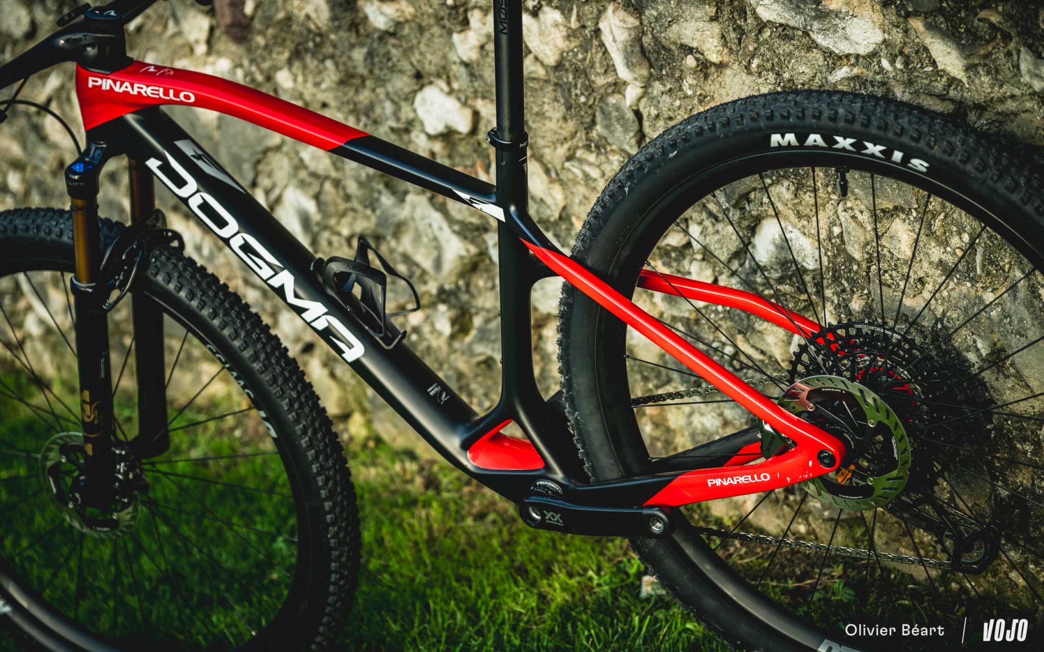 https://www.vojomag.nl/app/uploads/2024/04/Pinarello Dogma XC hardtail test essai avis prix geo copyright Beart Vojomag 8 2048x1280.jpg