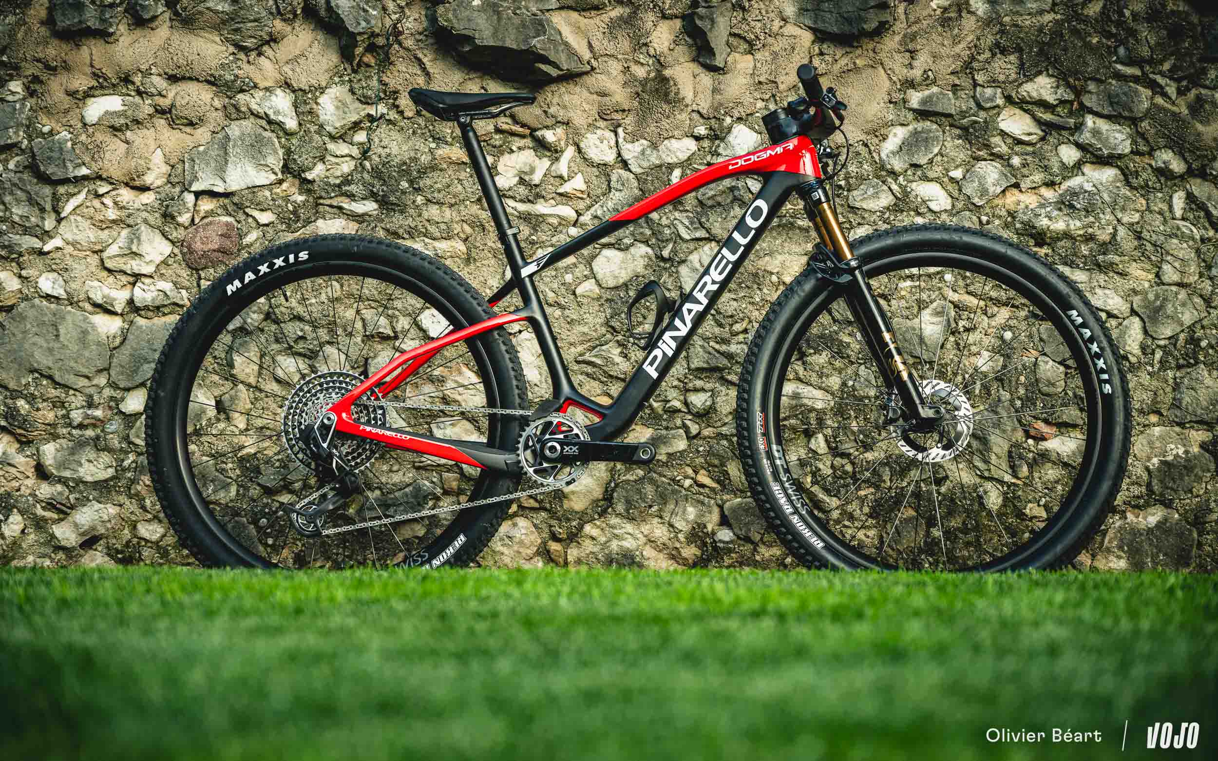 https://www.vojomag.nl/app/uploads/2024/04/Pinarello Dogma XC hardtail test essai avis prix geo copyright Beart Vojomag 2.jpg