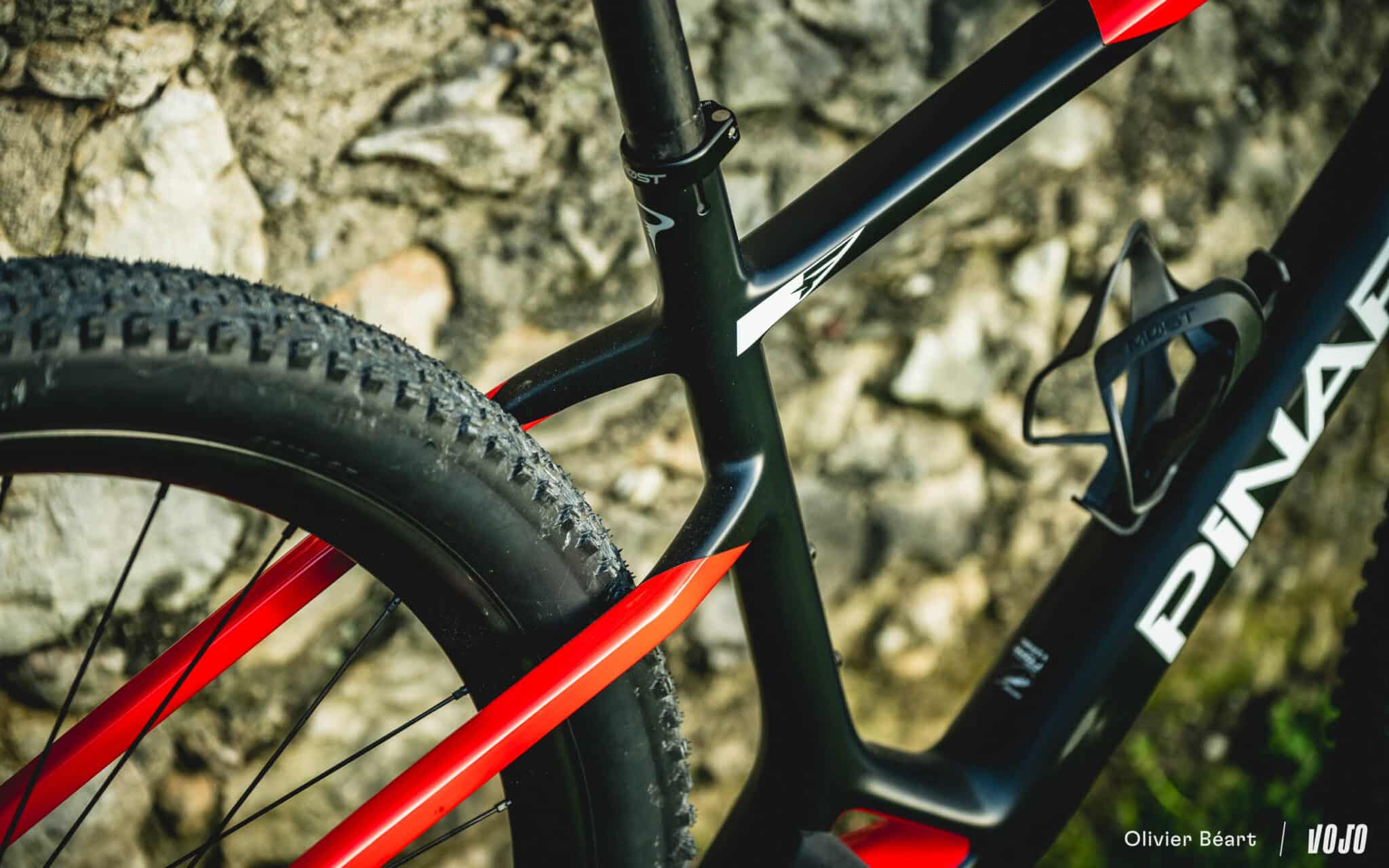 https://www.vojomag.nl/app/uploads/2024/04/Pinarello Dogma XC hardtail test essai avis prix geo copyright Beart Vojomag 8 2048x1280.jpg