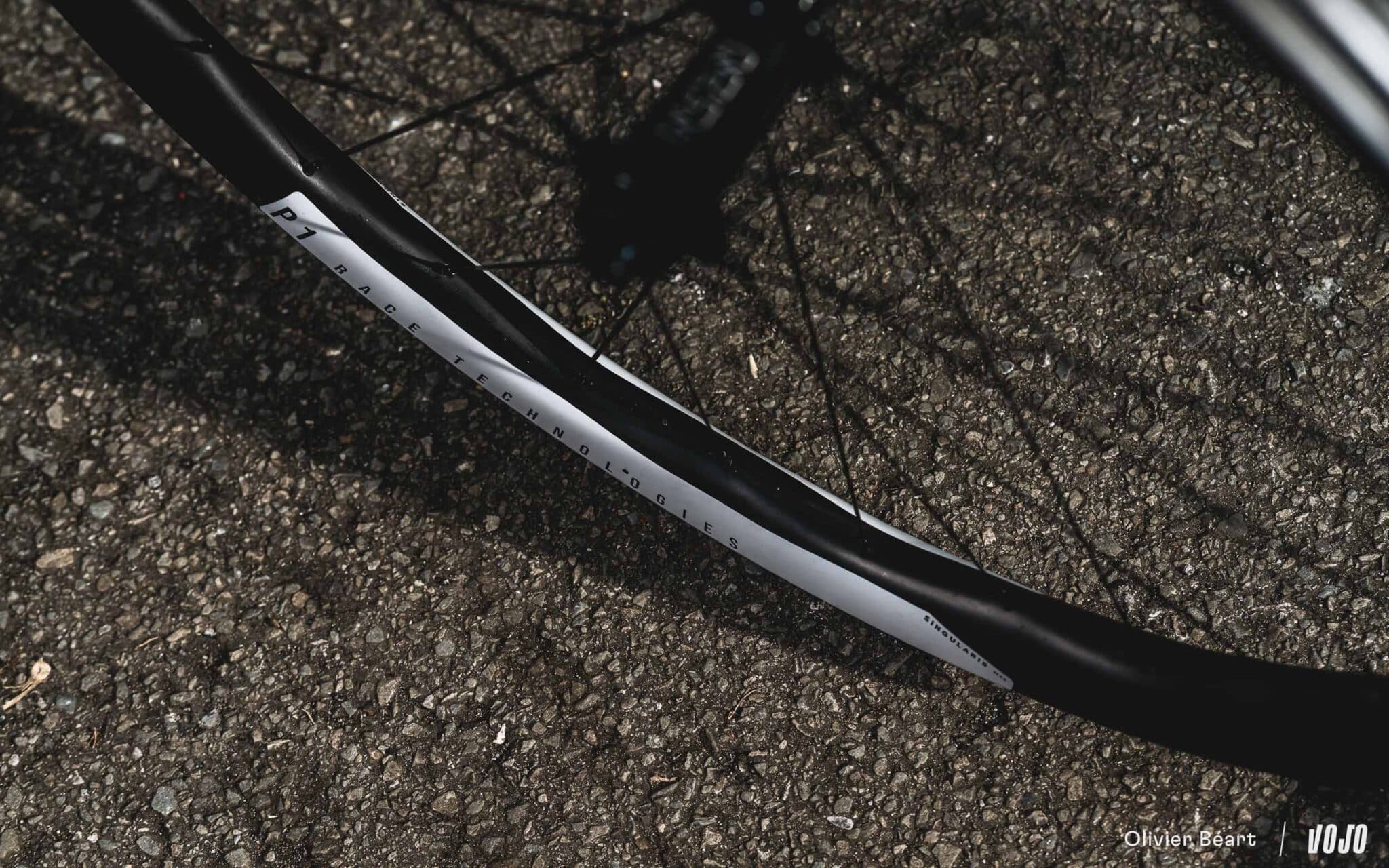 https://www.vojomag.nl/app/uploads/2024/05/P1 Singularis roues vtt pidcock ferrand prevot pinarello - Copyright Olivier Beart Vojo Magazine 11 2048x1280.jpg