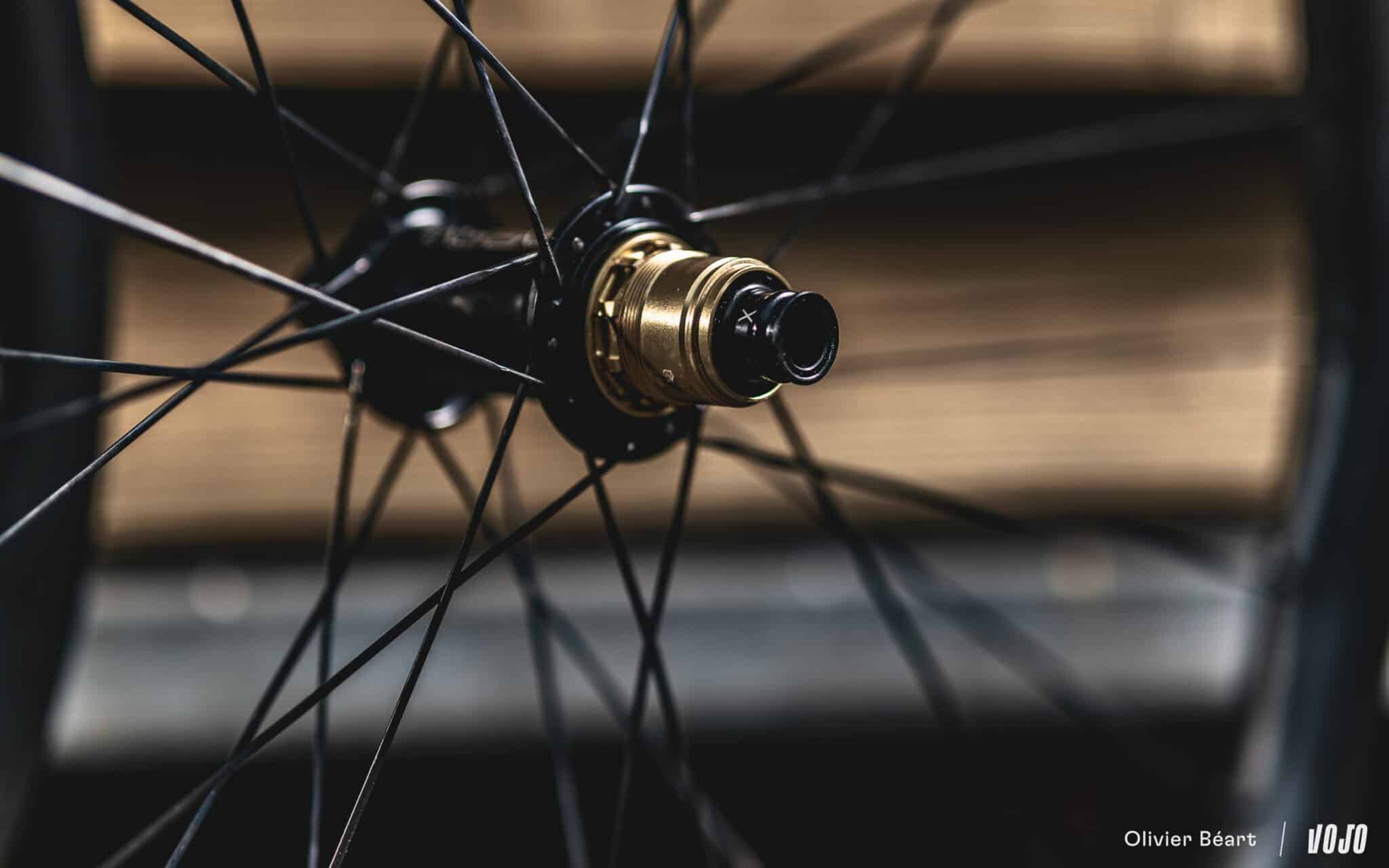 https://www.vojomag.nl/app/uploads/2024/05/P1 Singularis roues vtt pidcock ferrand prevot pinarello - Copyright Olivier Beart Vojo Magazine 23 2048x1280.jpg