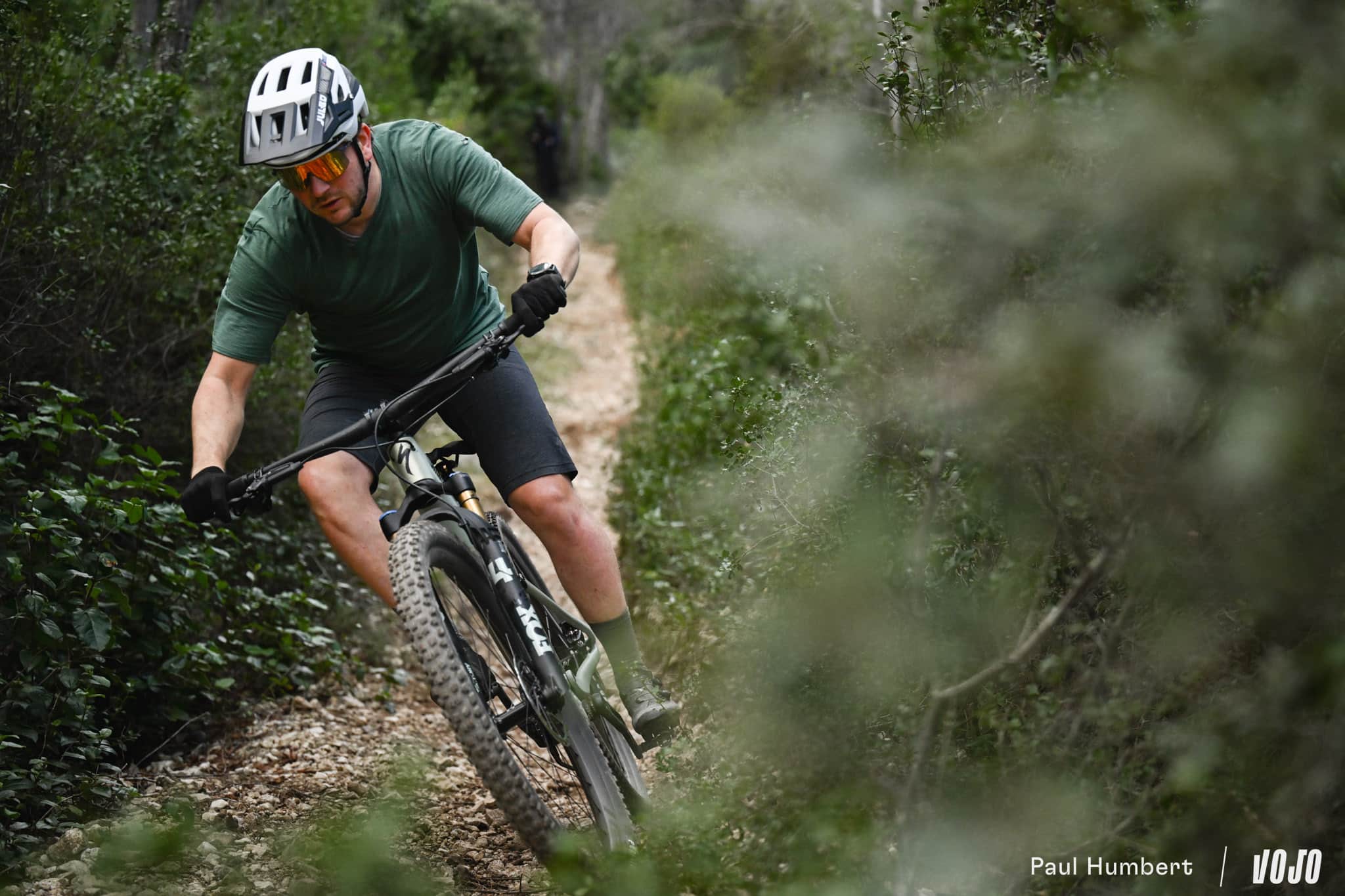 https://www.vojomag.nl/app/uploads/2024/05/test julbo forest evo casque vtt lunette longchaumois 2024 vojo paul humbert 16.jpg