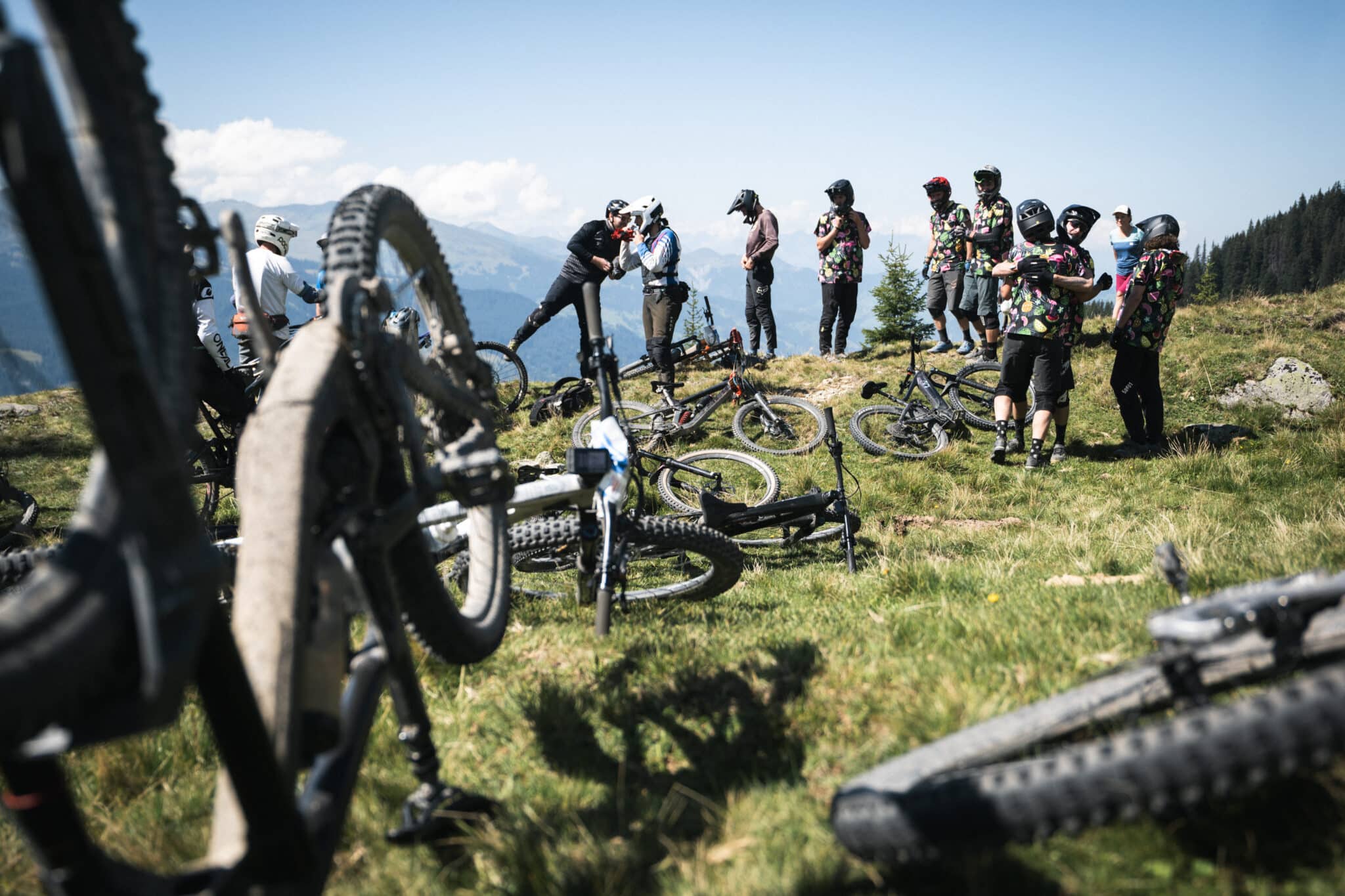 https://www.vojomag.nl/app/uploads/2024/09/MONDRAKER ENDURO TEAM 2023 Davos Day1 stage2 Photo Andographie 66 2048x1365.jpg