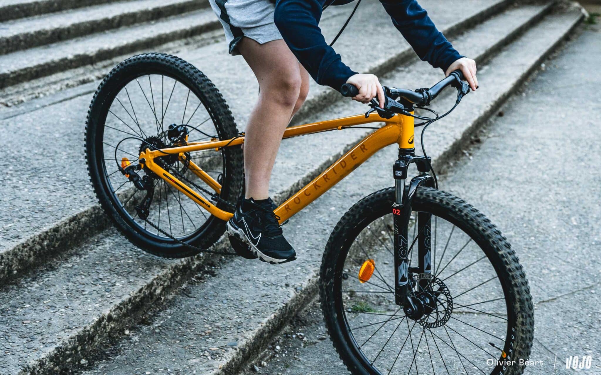 https://www.vojomag.nl/app/uploads/2024/12/Velo enfant decathlon rockrider test essai avis - Copyright Olivier Beart Vojo Magazine 1 2048x1280.jpg