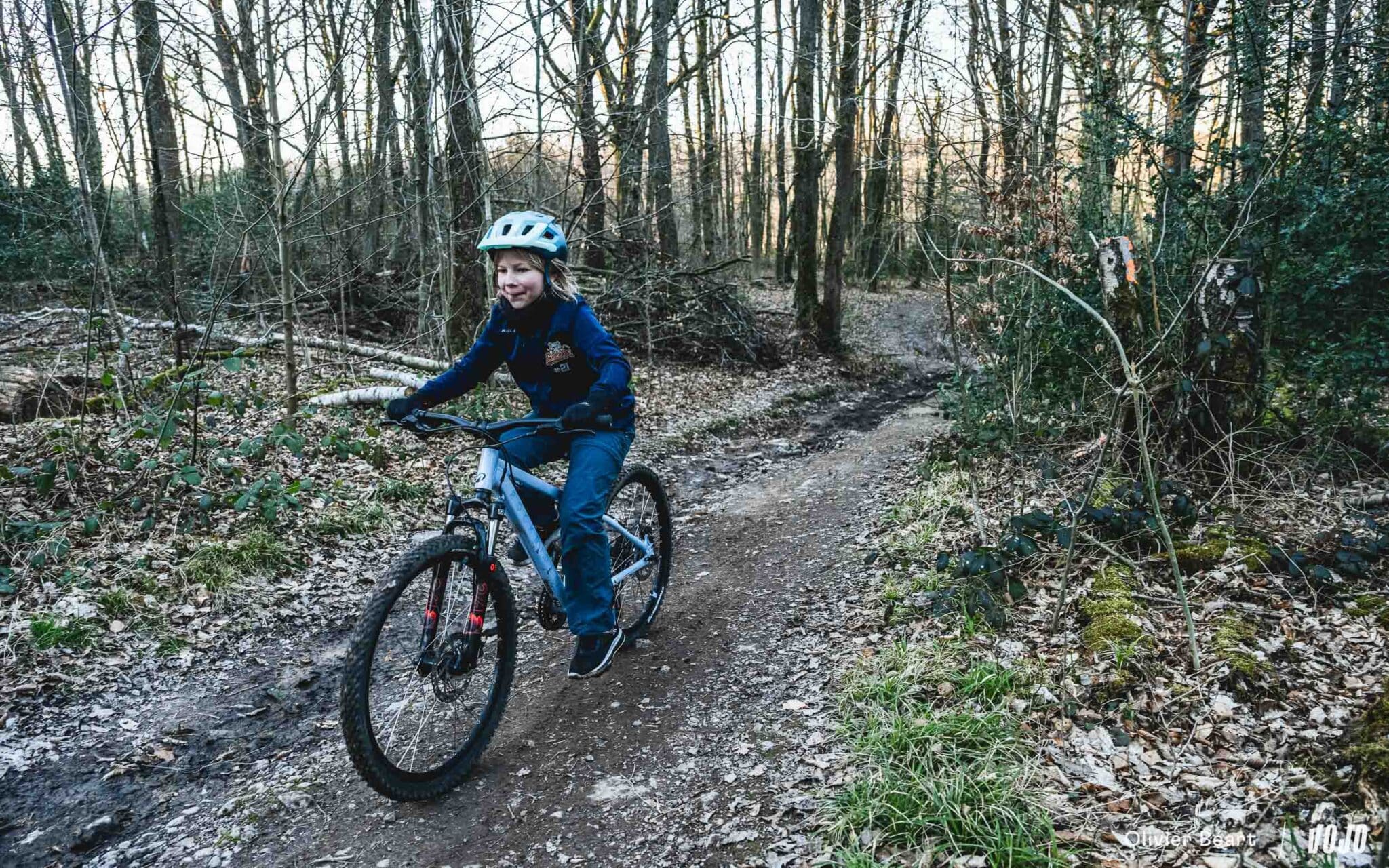 https://www.vojomag.nl/app/uploads/2024/12/Velo enfant decathlon rockrider test essai avis - Copyright Olivier Beart Vojo Magazine 3 2048x1280.jpg